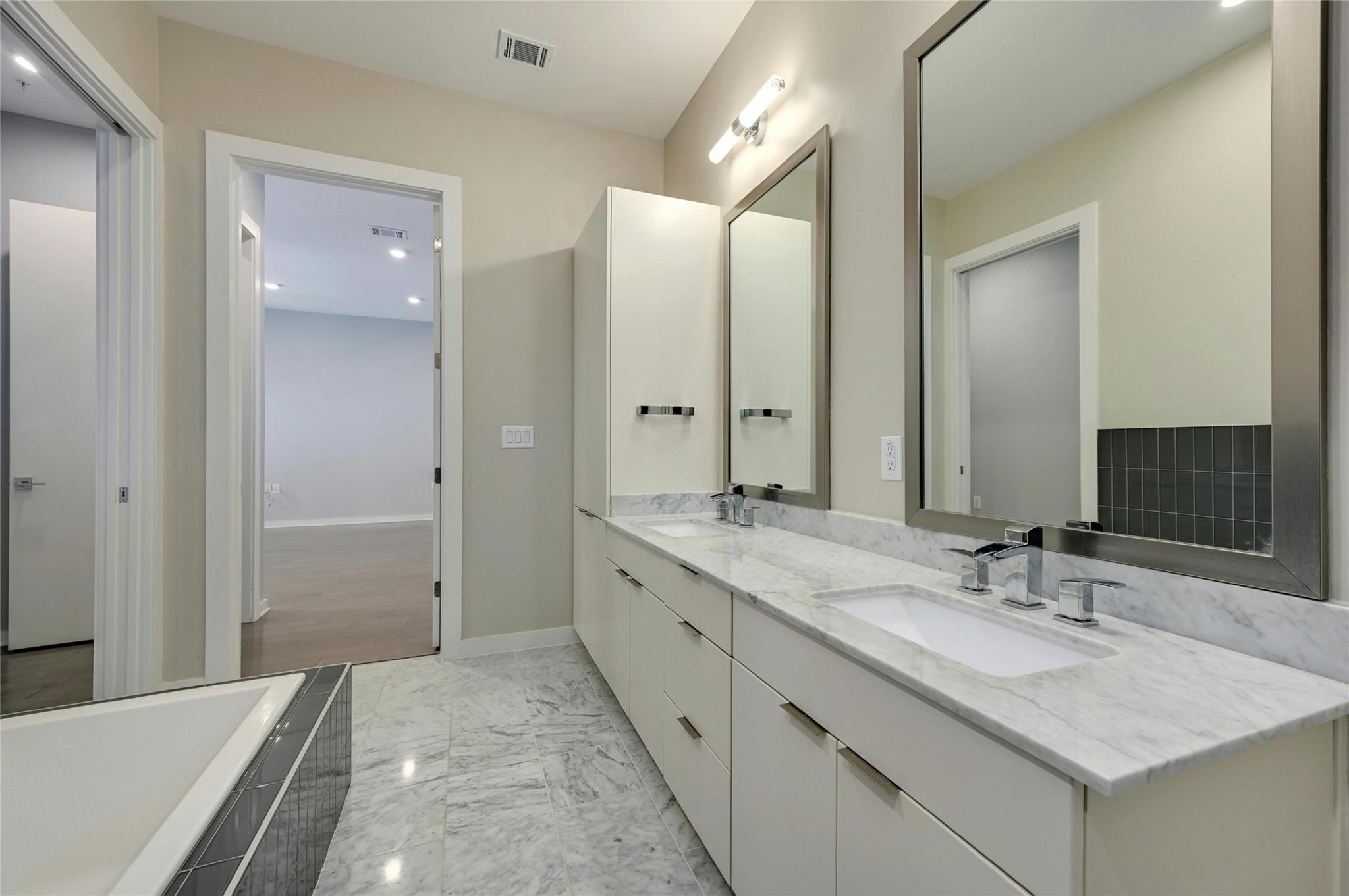 207 W Johanna St # 201, Austin, TX 78704