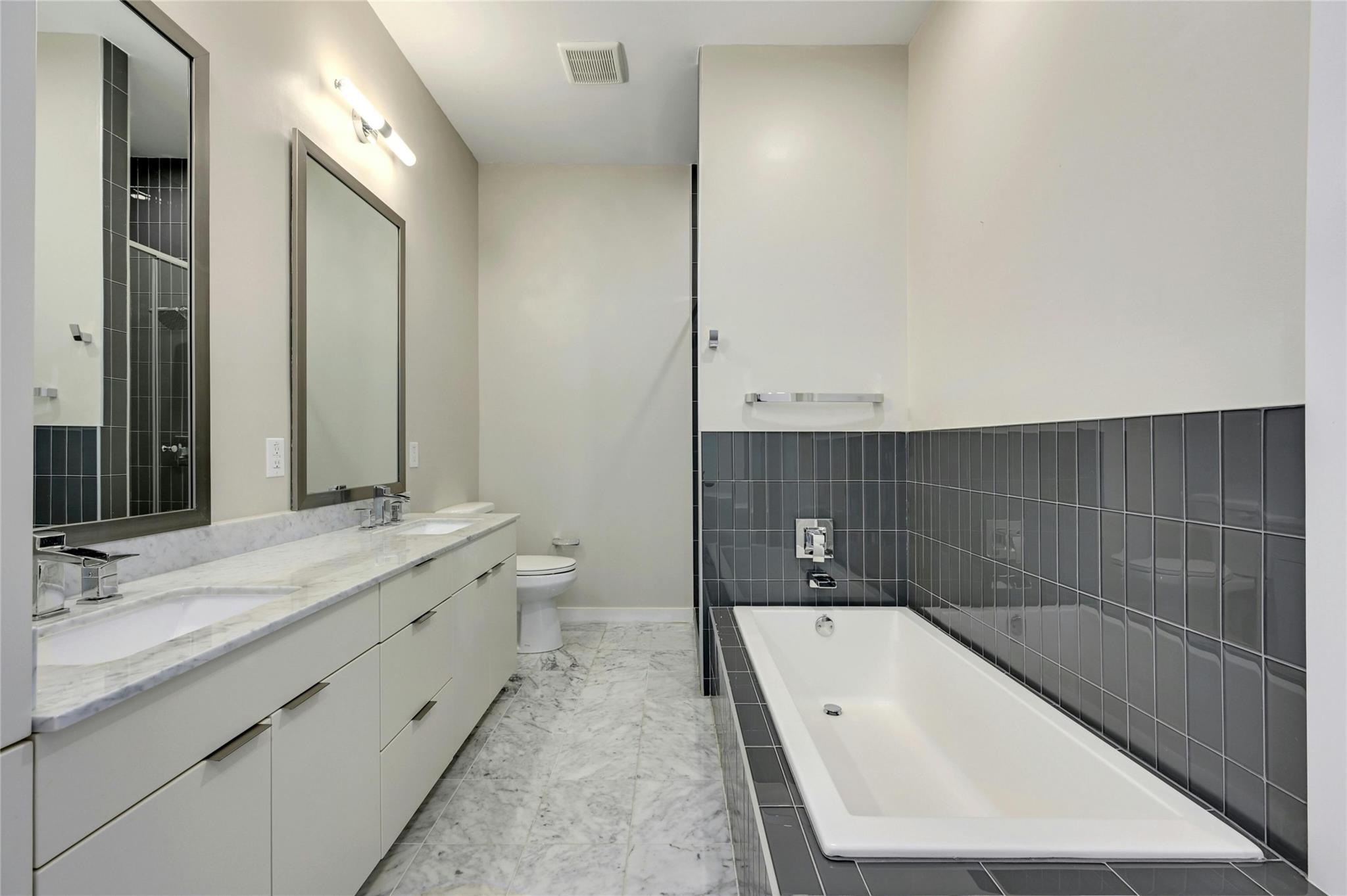 207 W Johanna St # 201, Austin, TX 78704