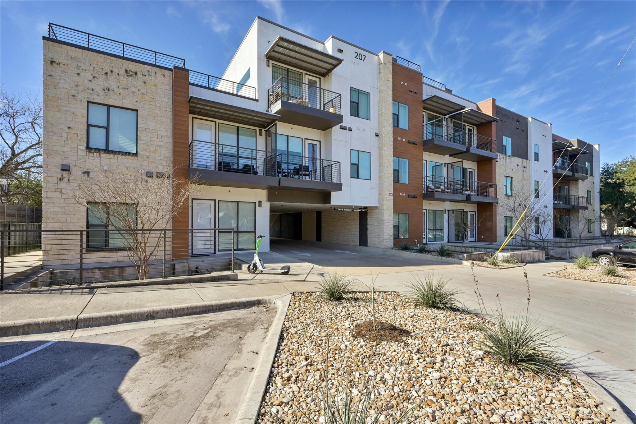 207 W Johanna St # 201, Austin, TX 78704