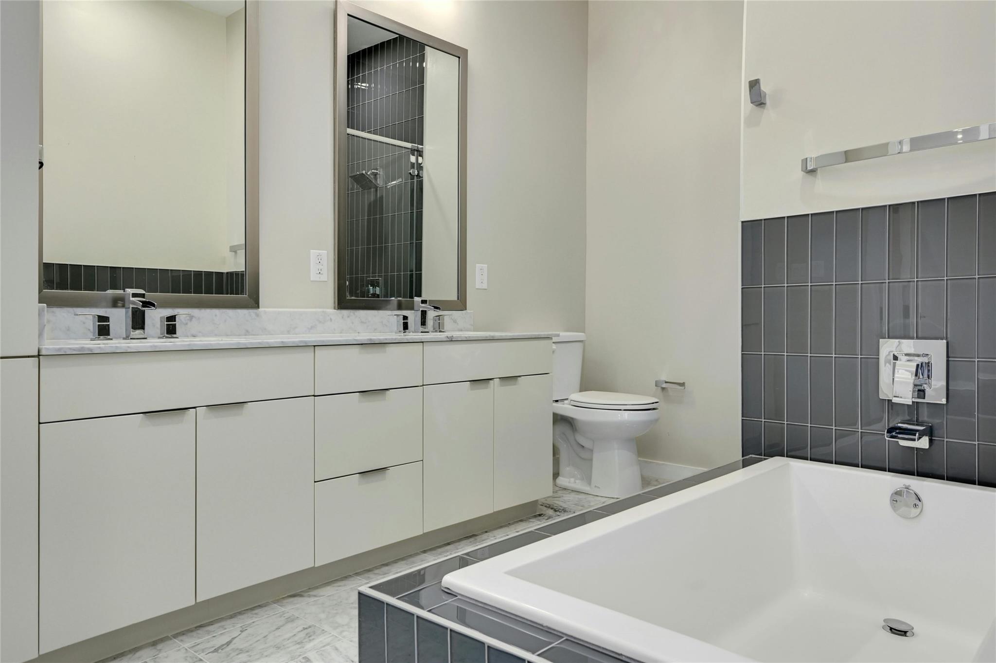 207 W Johanna St # 201, Austin, TX 78704