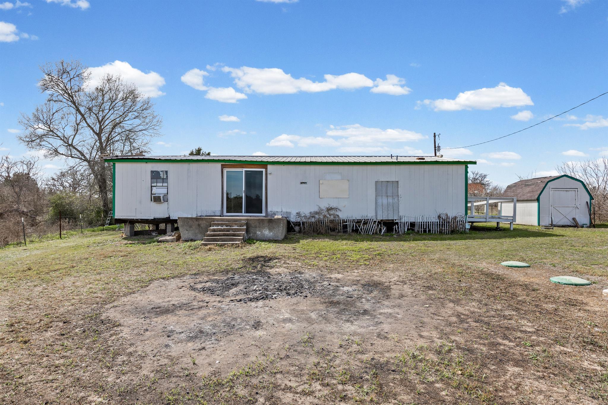 250 McDuffy Ln, West Point, TX 78963