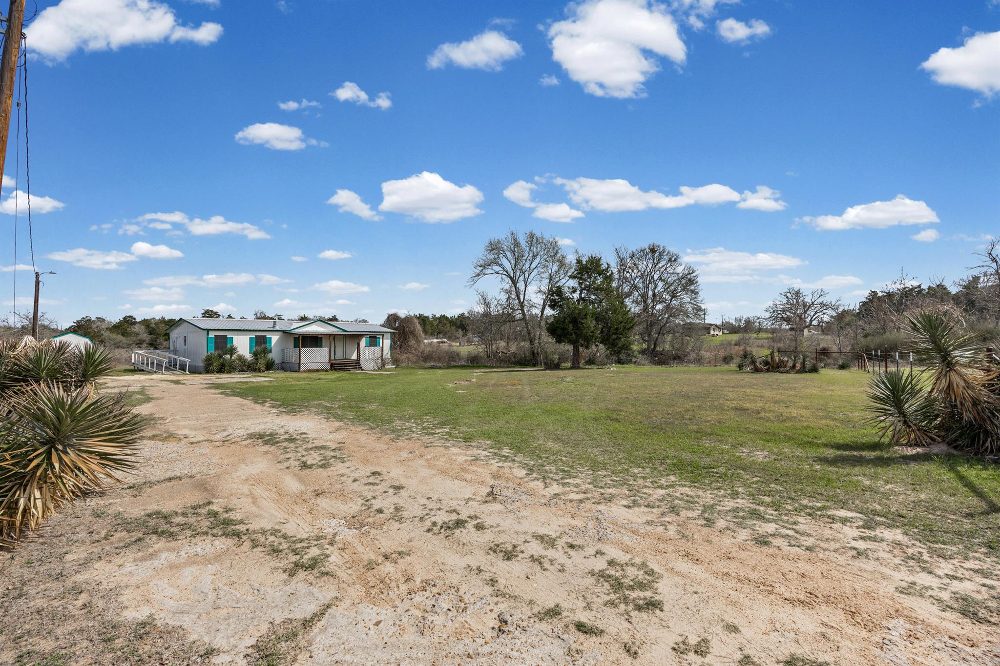250 McDuffy Ln, West Point, TX 78963