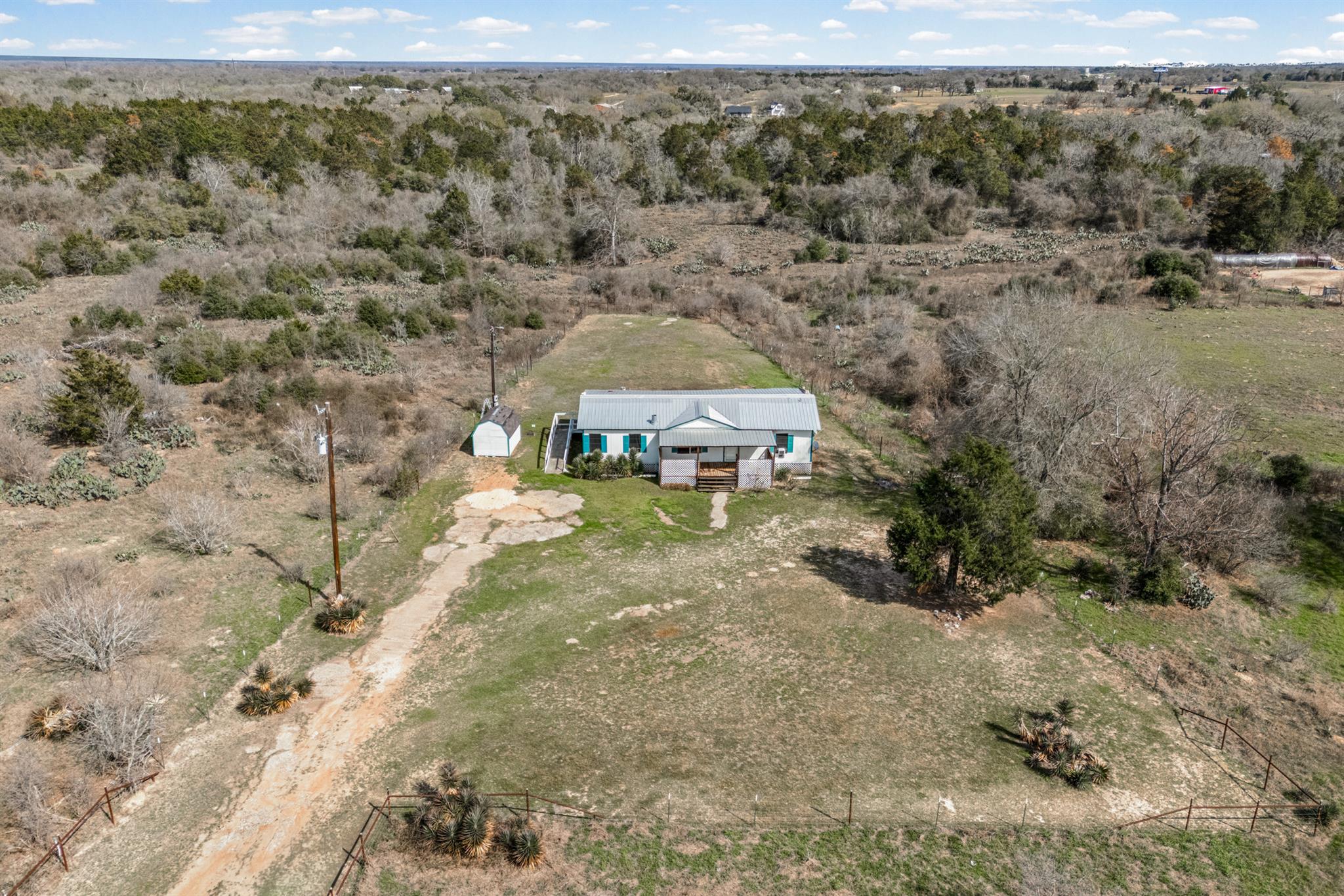 250 McDuffy Ln, West Point, TX 78963