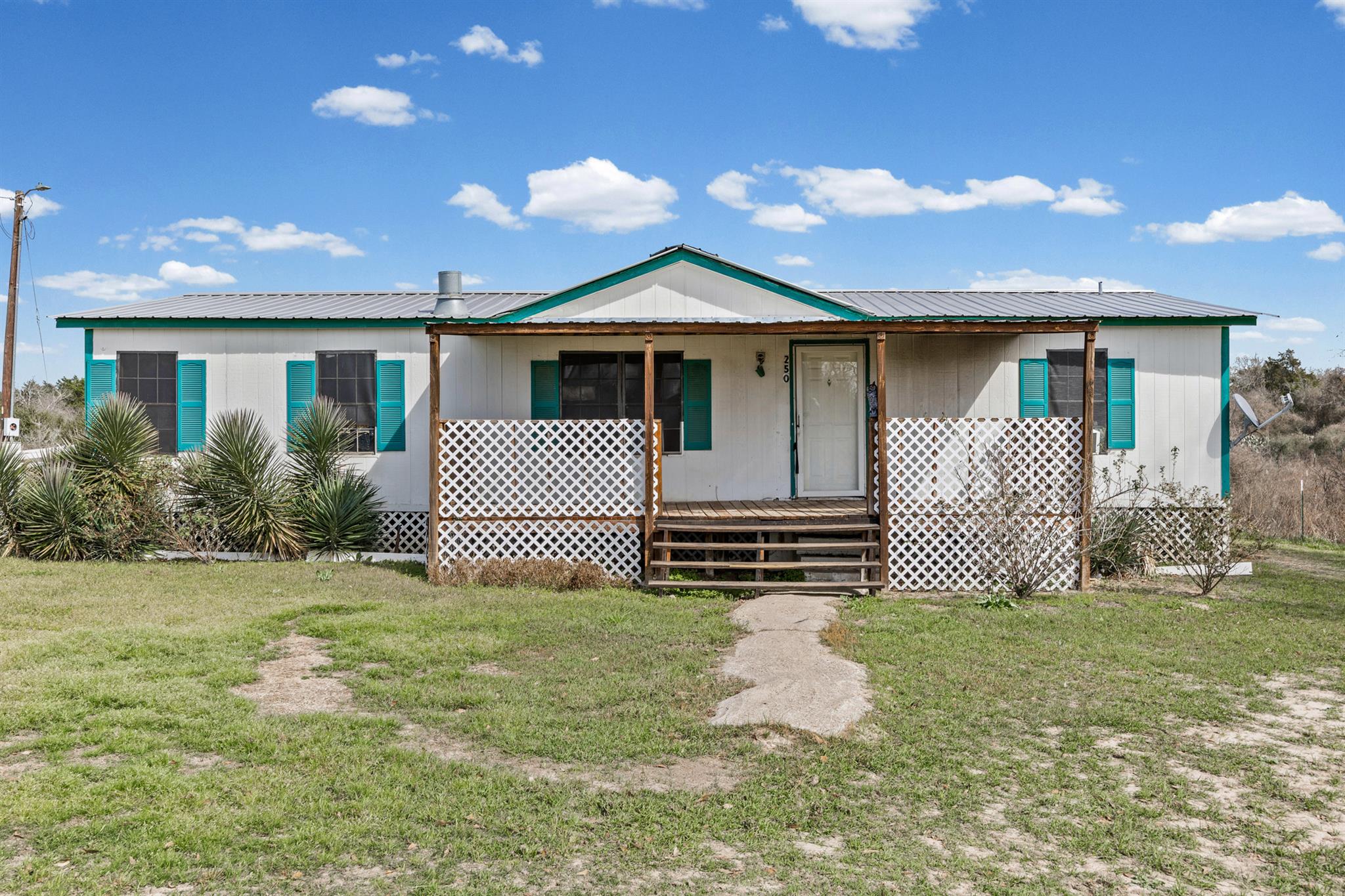 250 McDuffy Ln, West Point, TX 78963