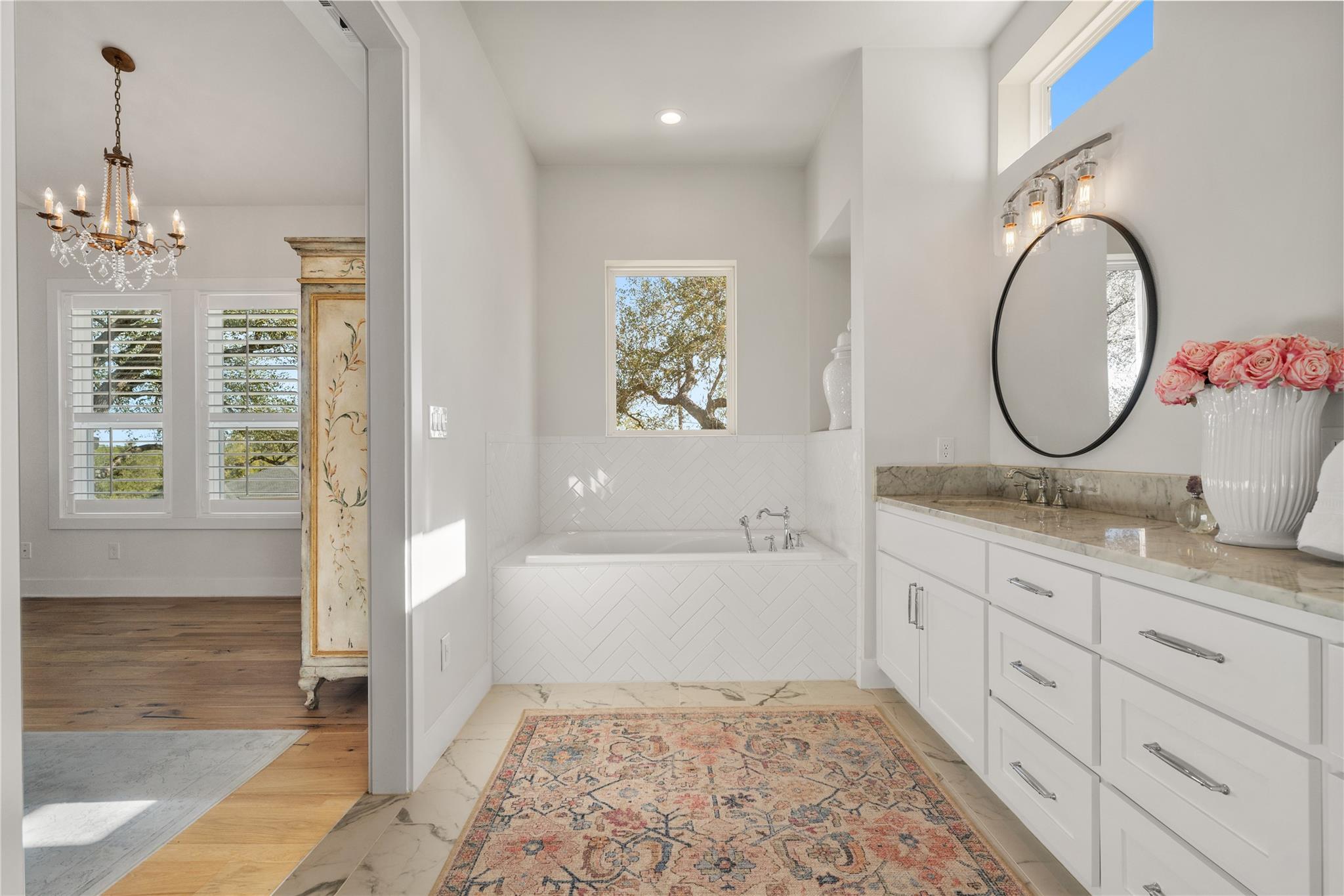 501 Alva Dr, Briarcliff, TX 78669