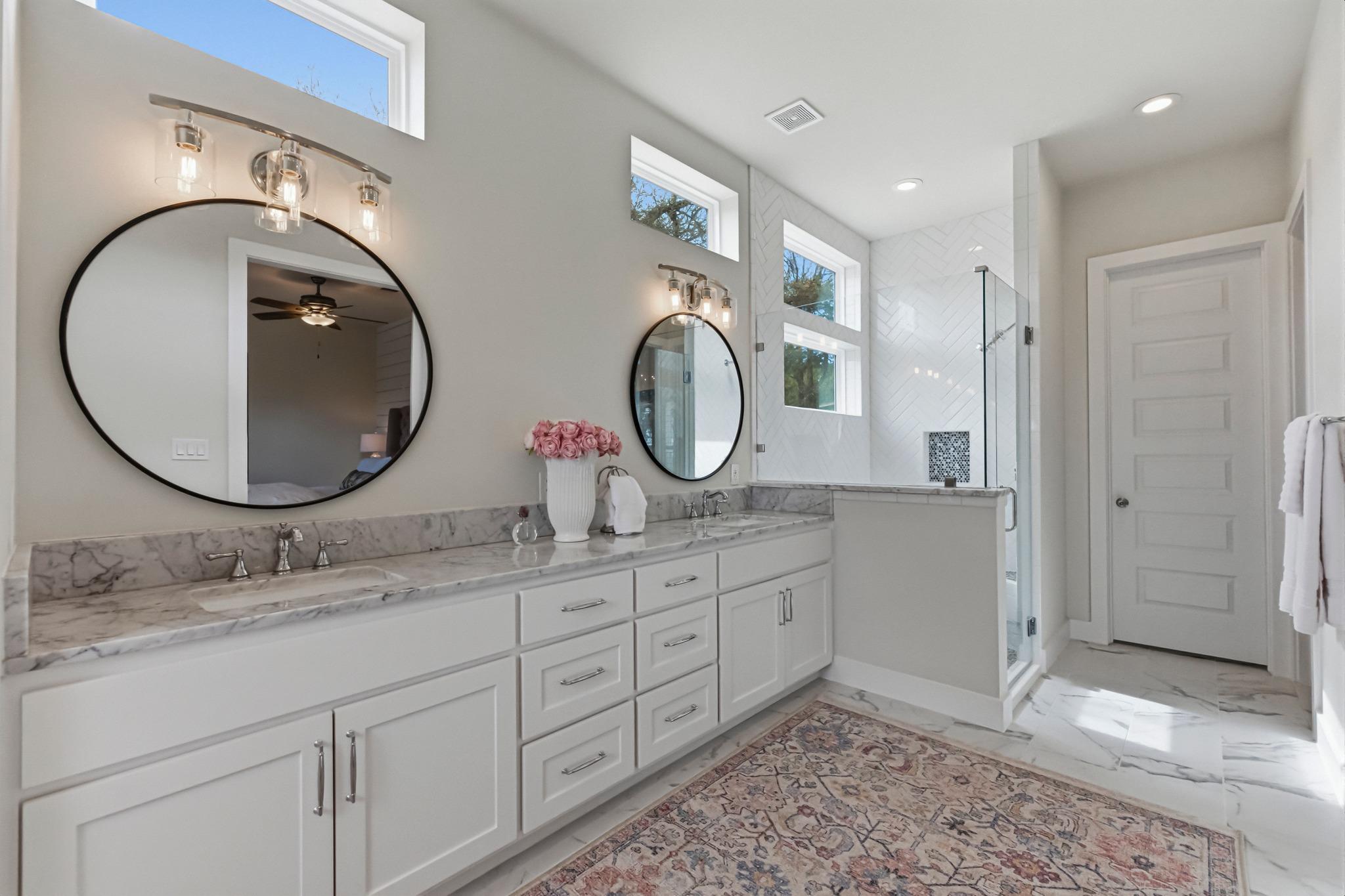 501 Alva Dr, Briarcliff, TX 78669