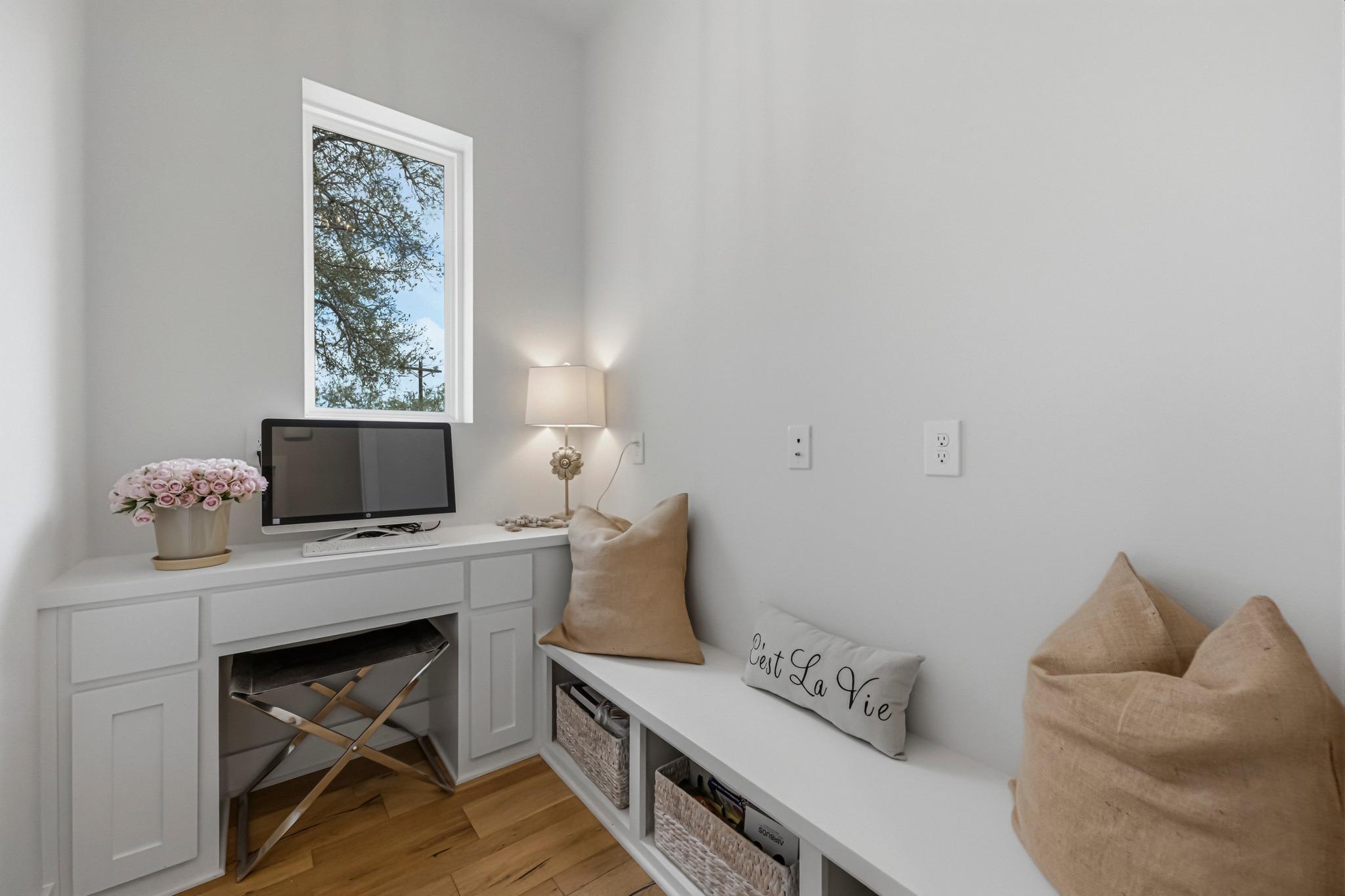 501 Alva Dr, Briarcliff, TX 78669