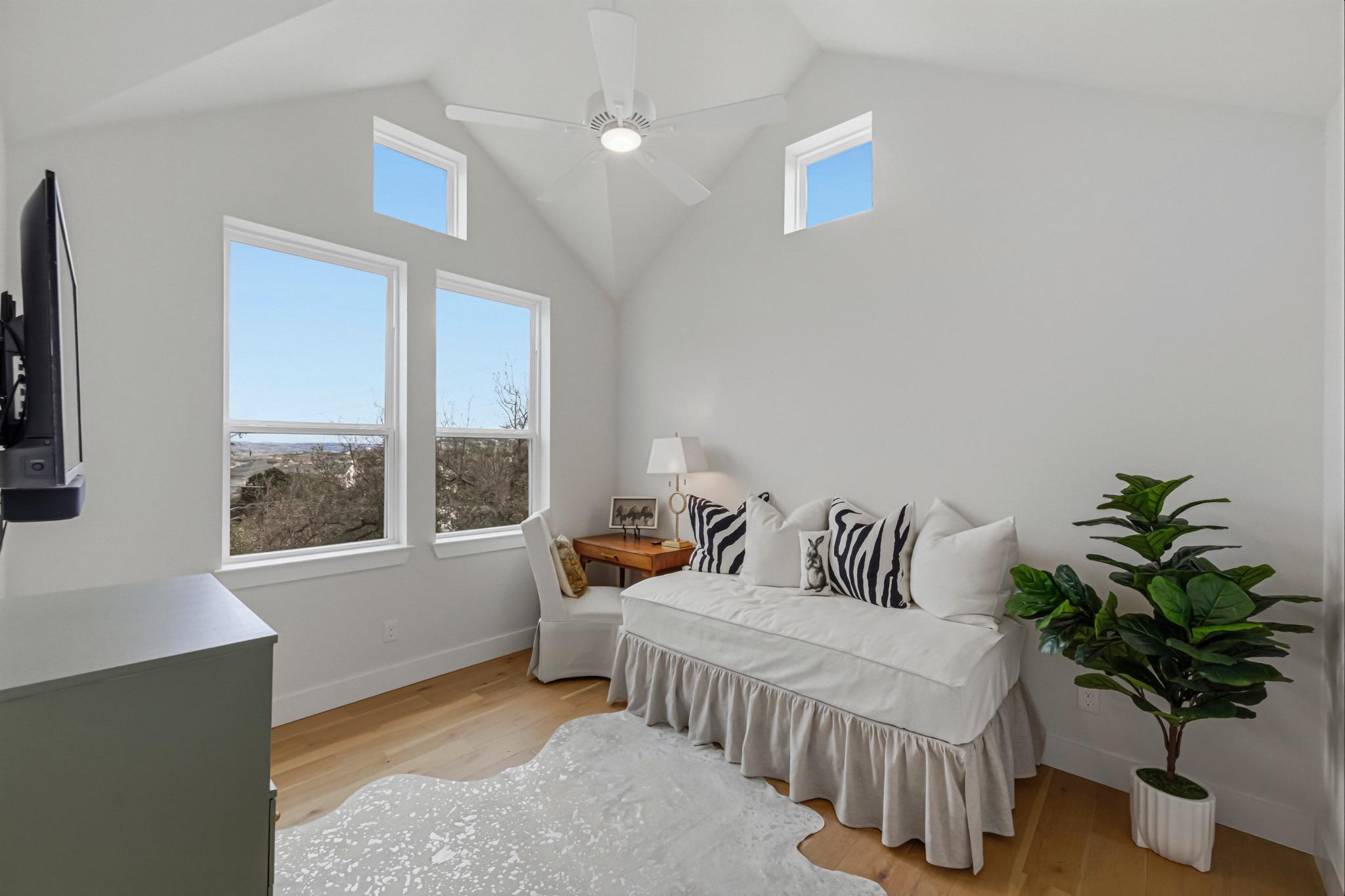 501 Alva Dr, Briarcliff, TX 78669