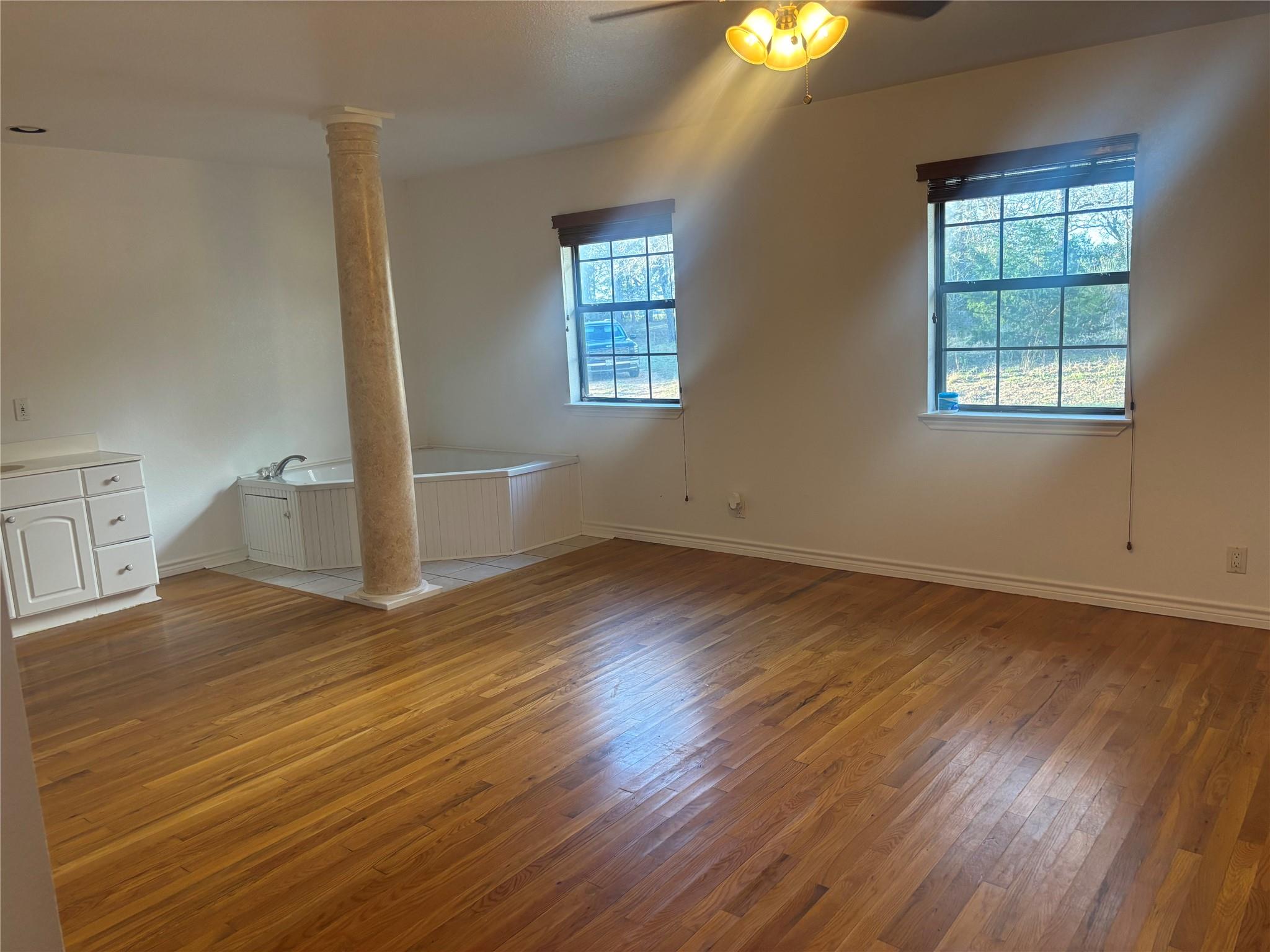 159 Diamond G Ln, Smithville, TX 78957