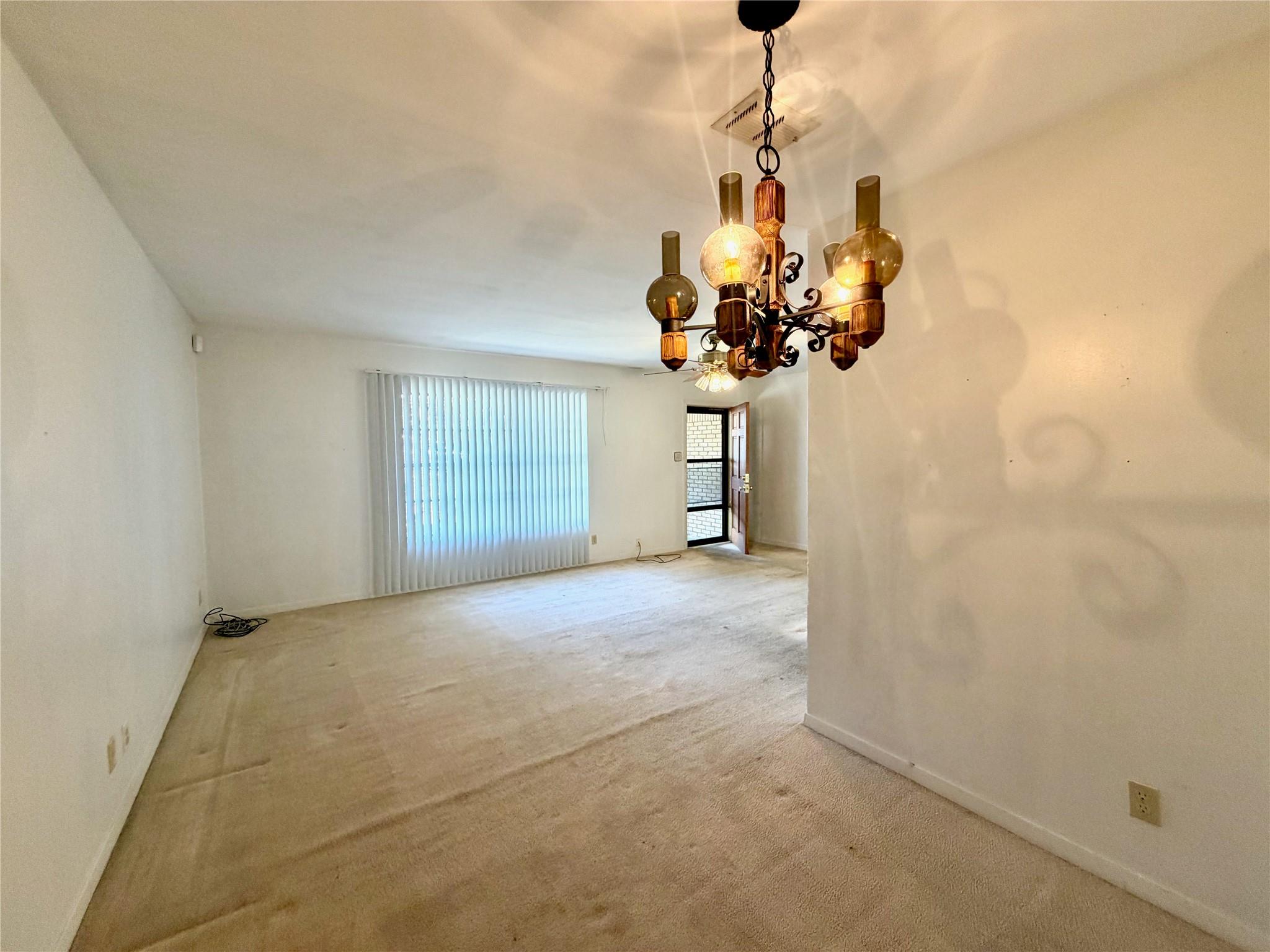 305 W CADDO St, Austin, TX 78753