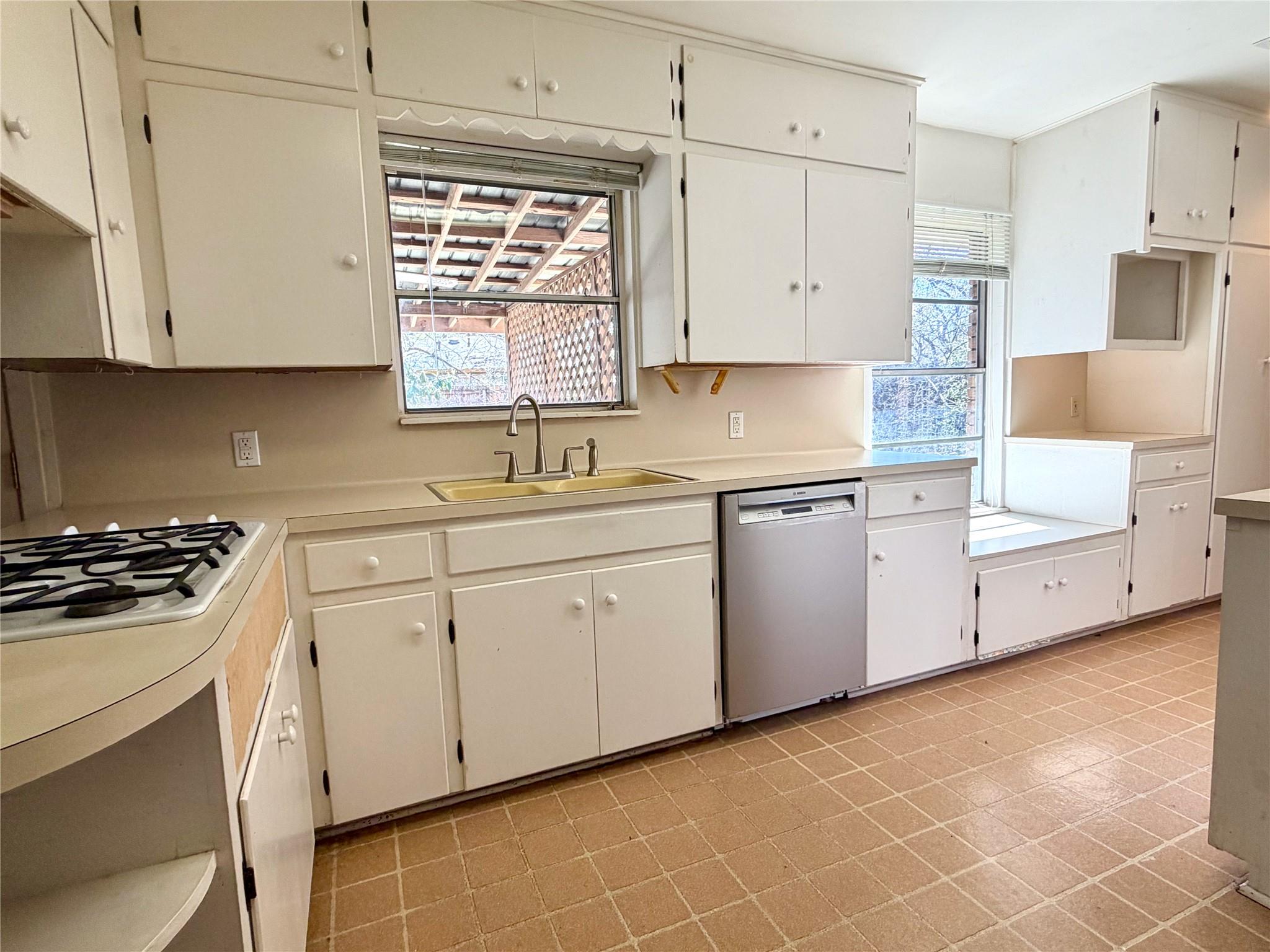 305 W CADDO St, Austin, TX 78753