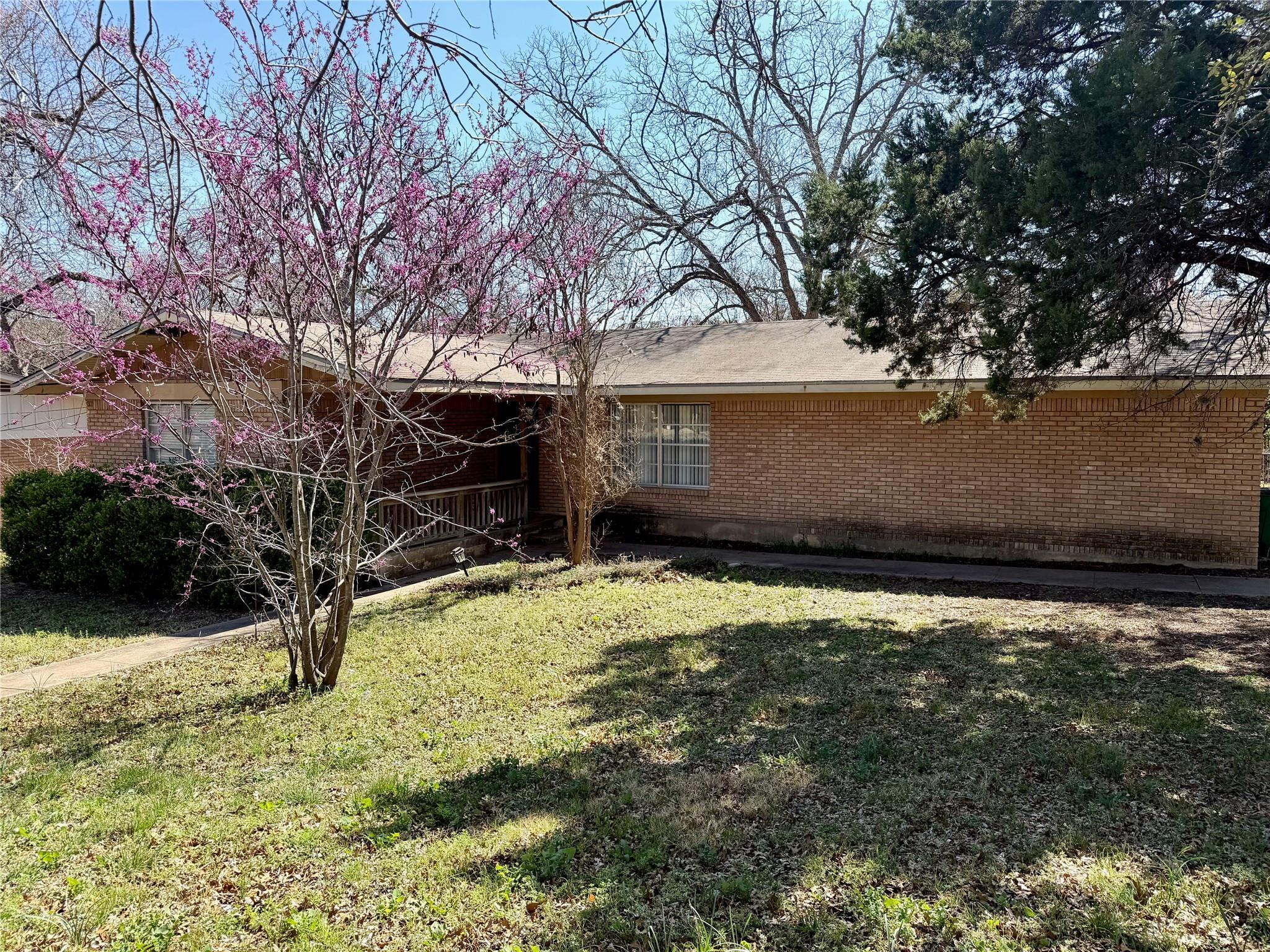 305 W CADDO St, Austin, TX 78753