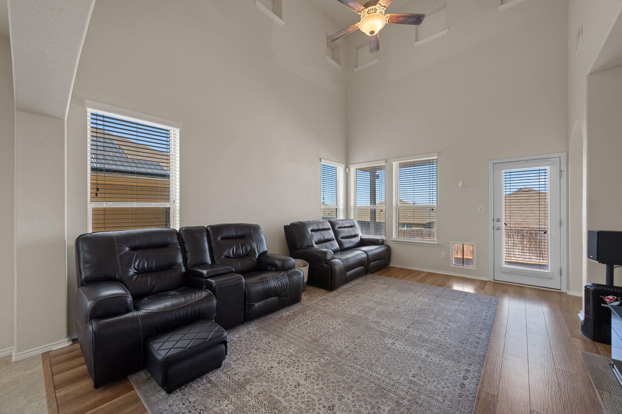 104 Buescher Cv, Hutto, TX 78634