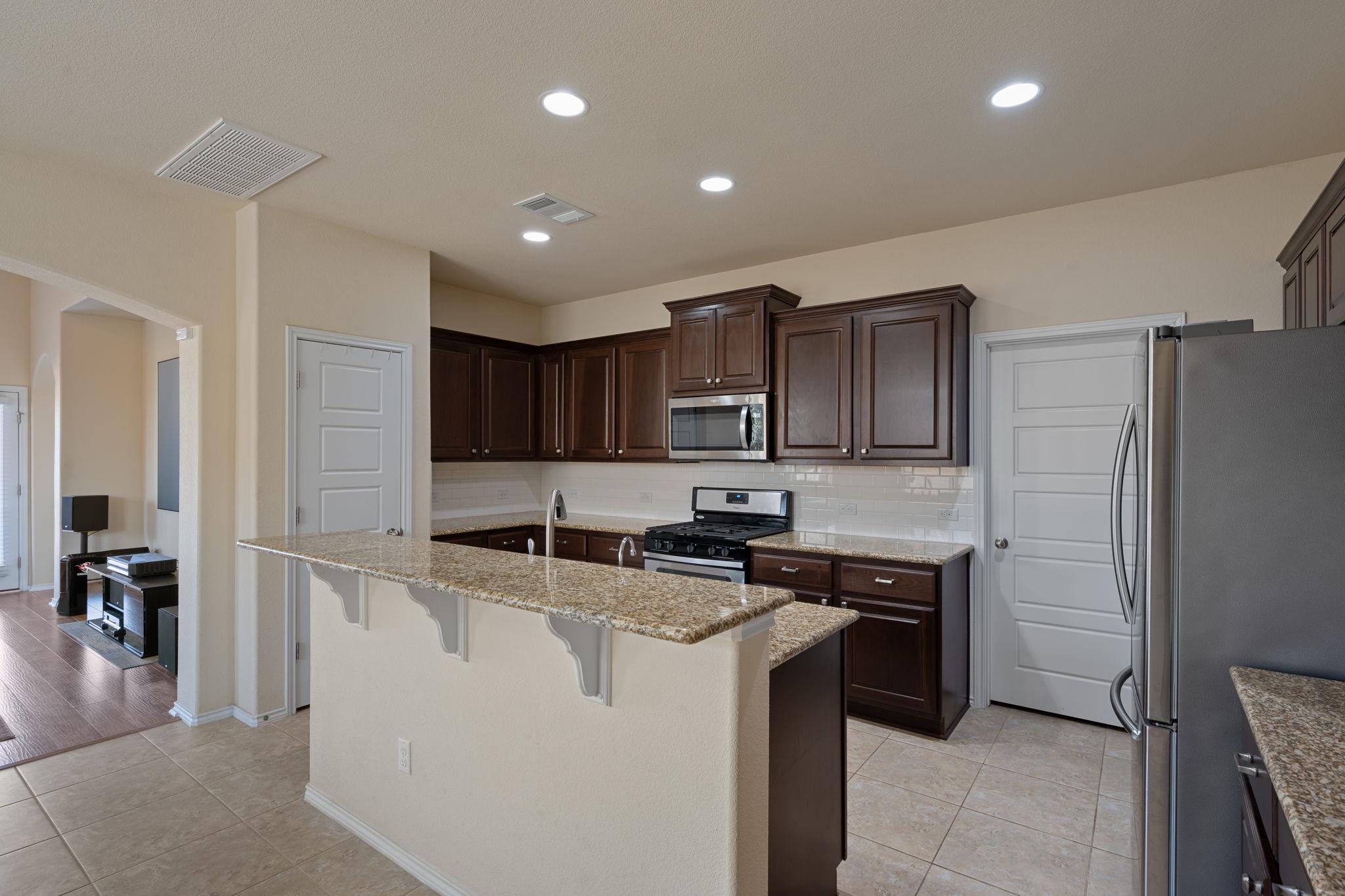 104 Buescher Cv, Hutto, TX 78634