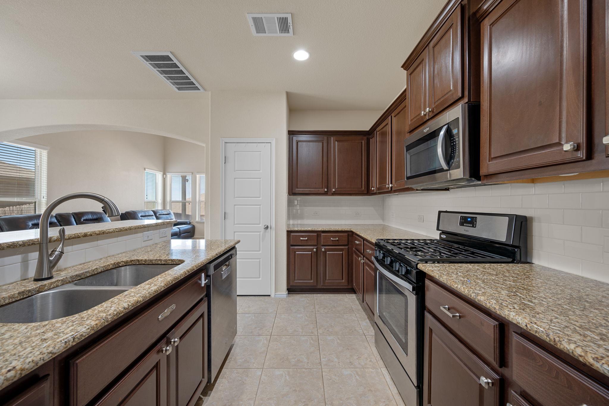 104 Buescher Cv, Hutto, TX 78634