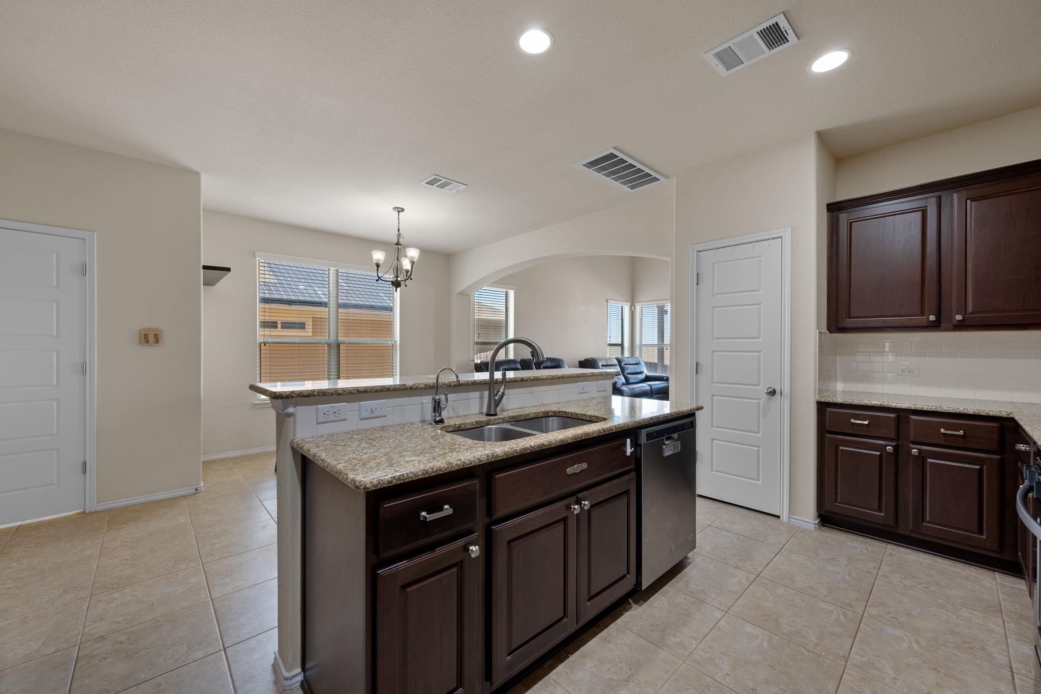 104 Buescher Cv, Hutto, TX 78634