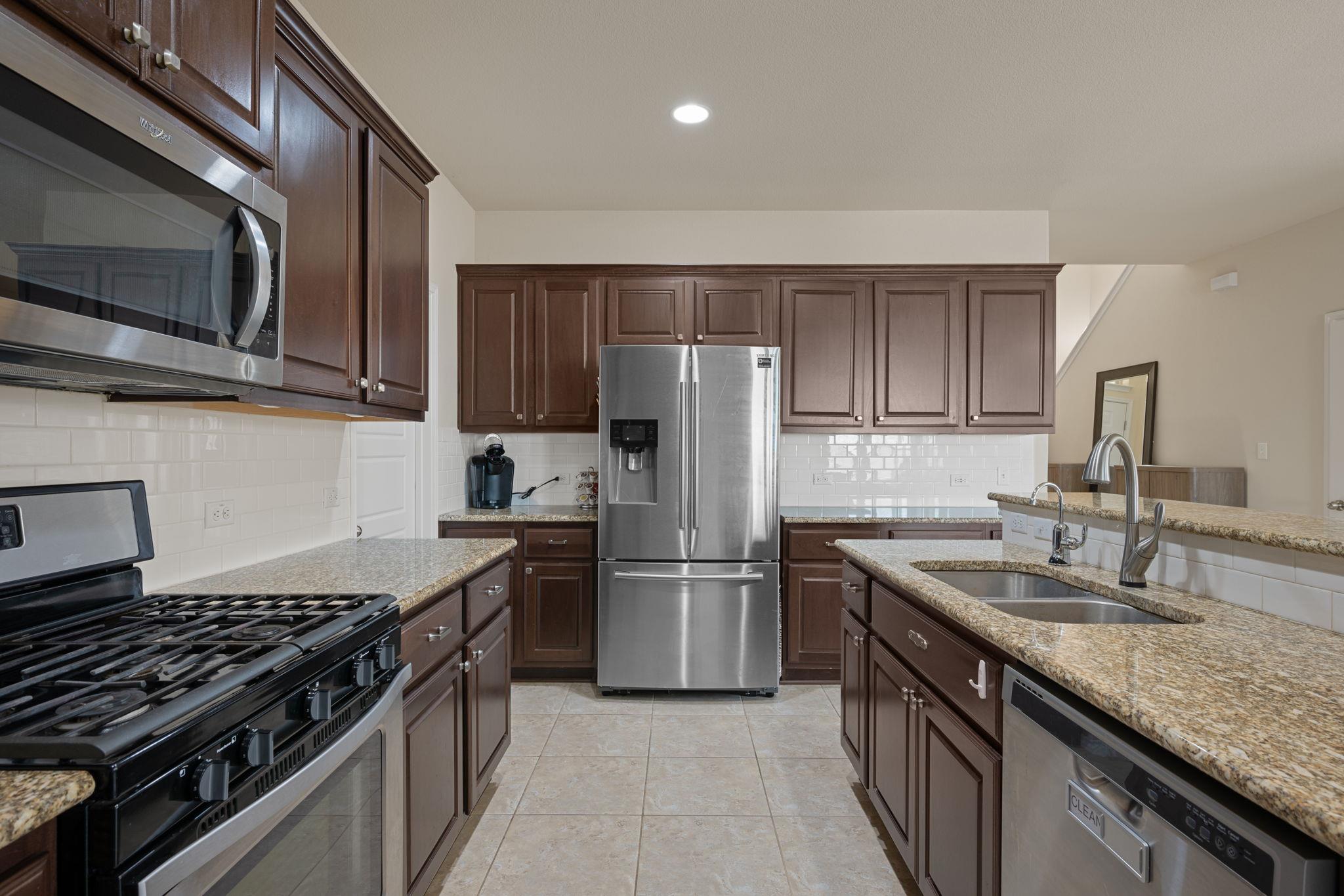 104 Buescher Cv, Hutto, TX 78634