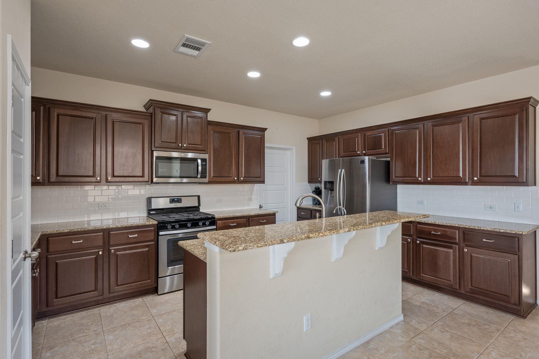 104 Buescher Cv, Hutto, TX 78634