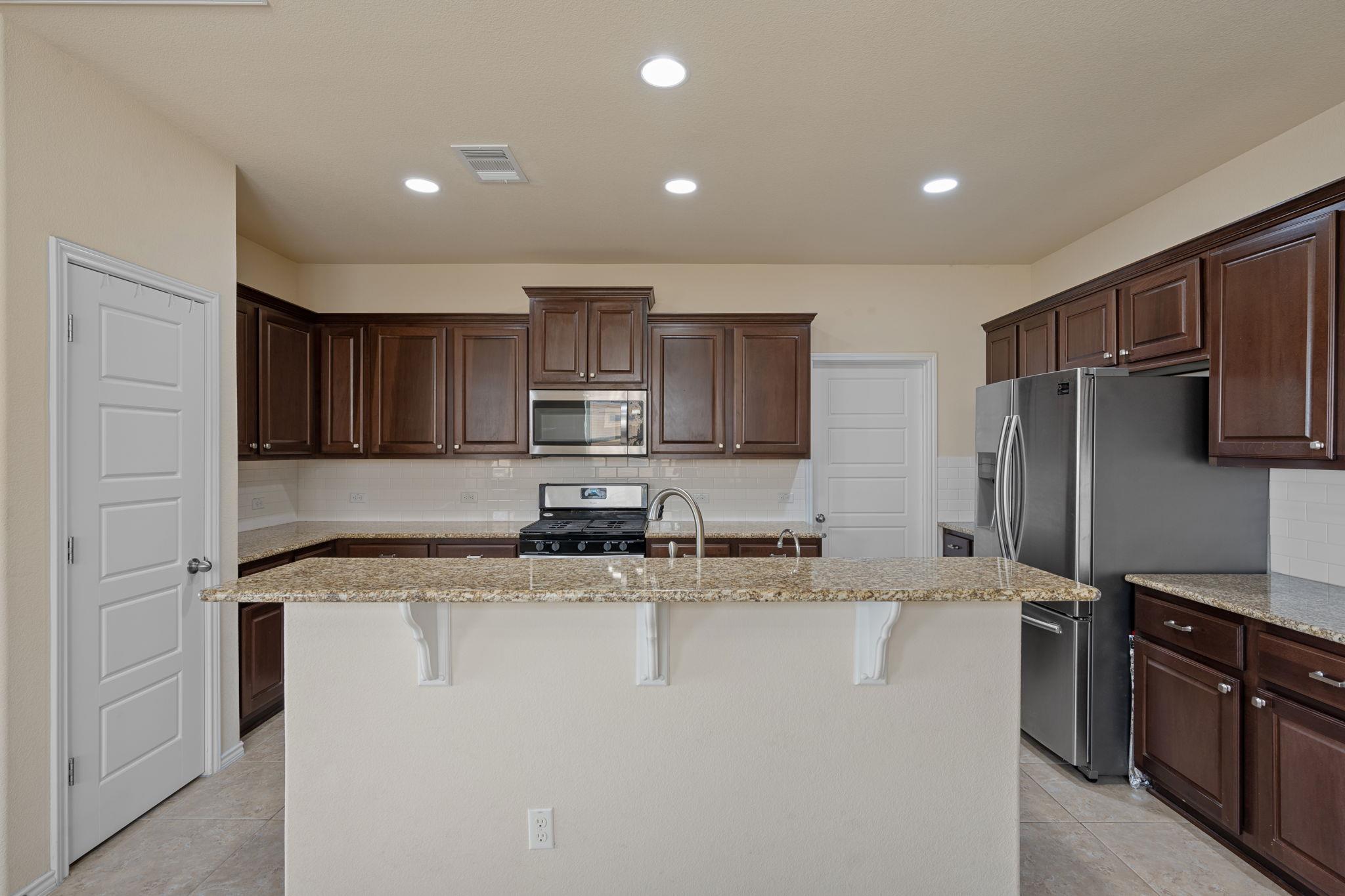 104 Buescher Cv, Hutto, TX 78634