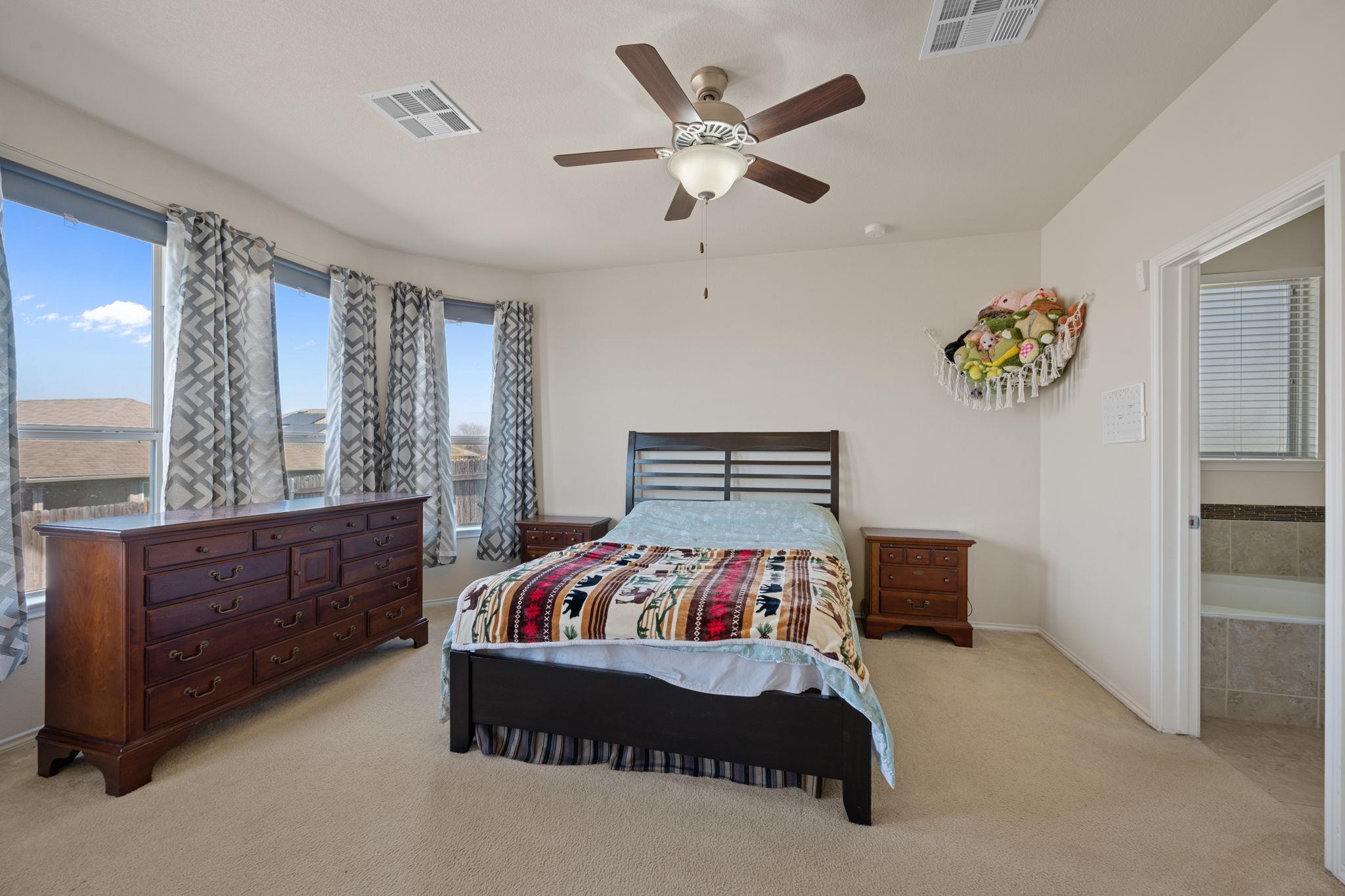 104 Buescher Cv, Hutto, TX 78634