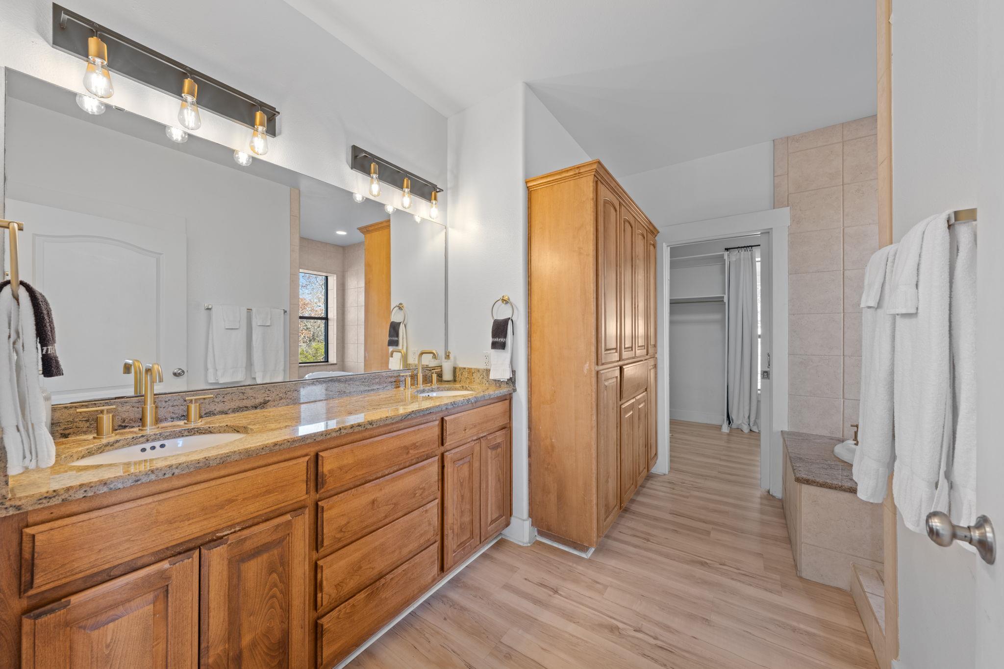 117 Point Rd, Fredericksburg, TX 78624