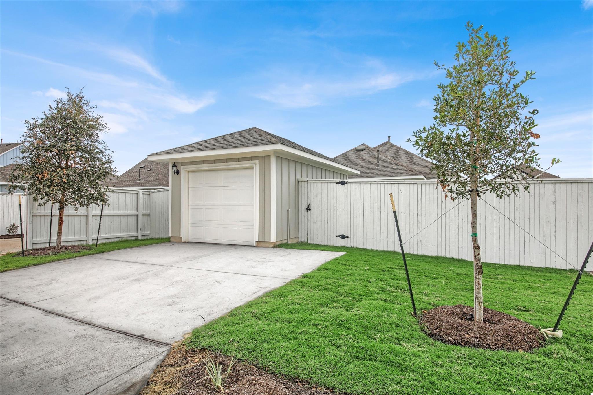 126 Huckleberry Ln, Elgin, TX 78621