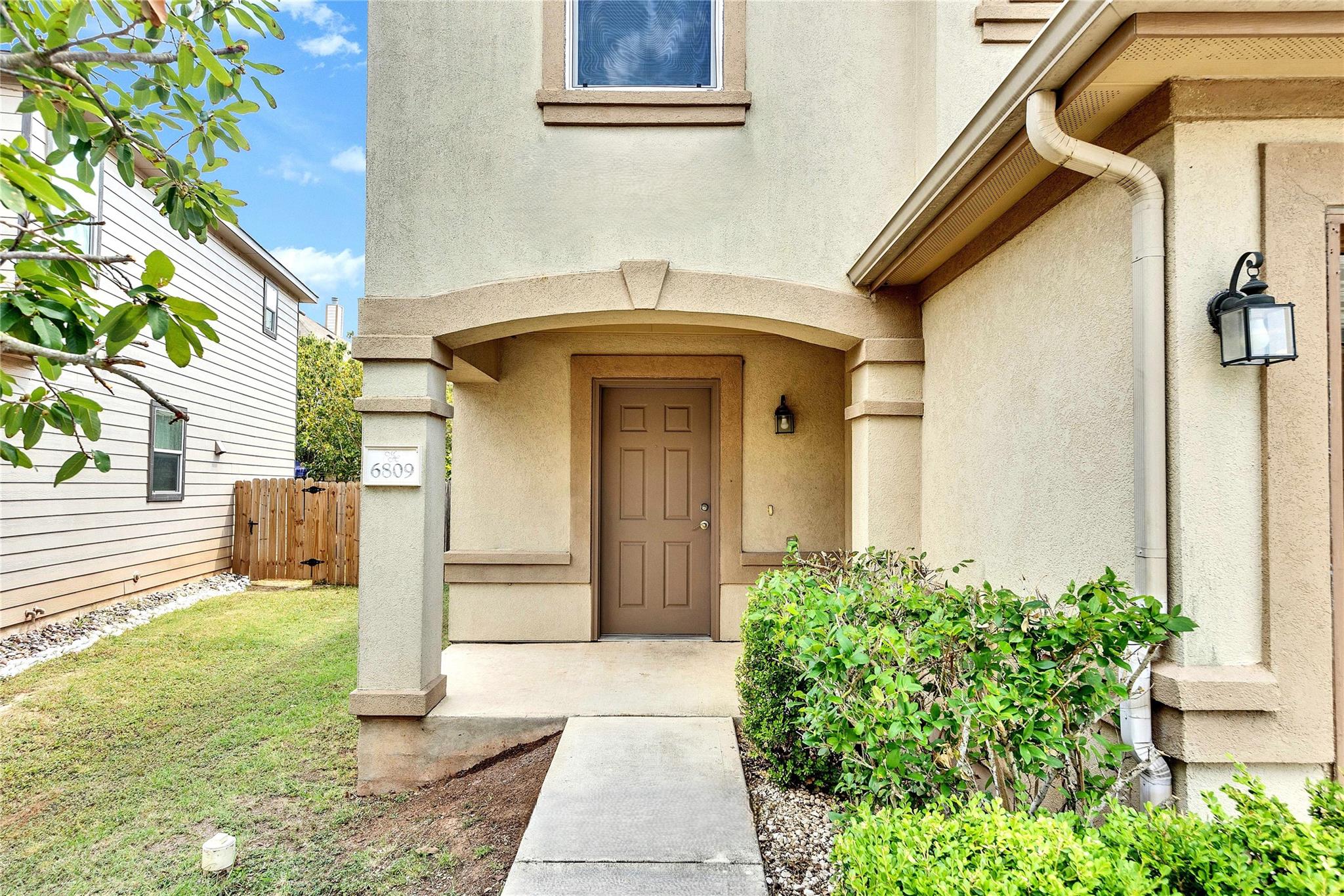 6809 Ashen Ln, Austin, TX 78747