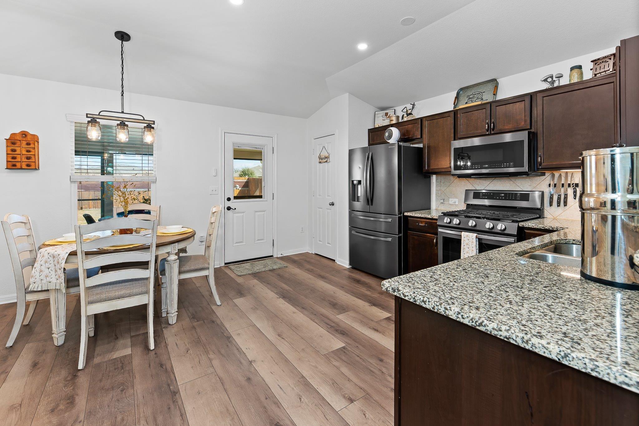 507 Luna Vista Dr, Hutto, TX 78634