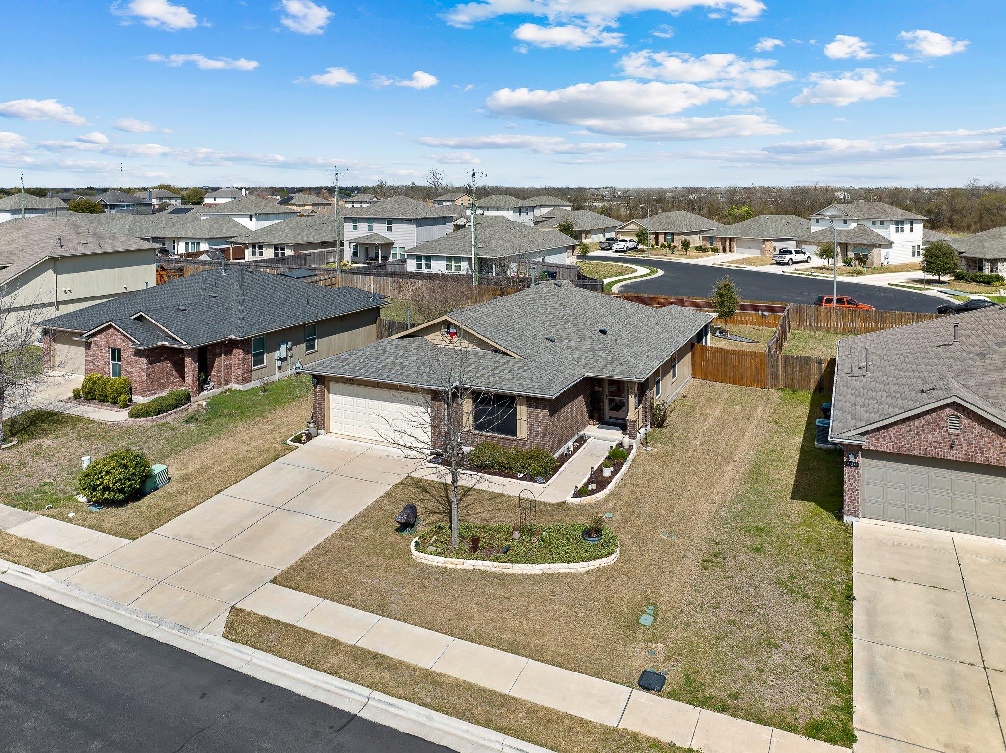 507 Luna Vista Dr, Hutto, TX 78634