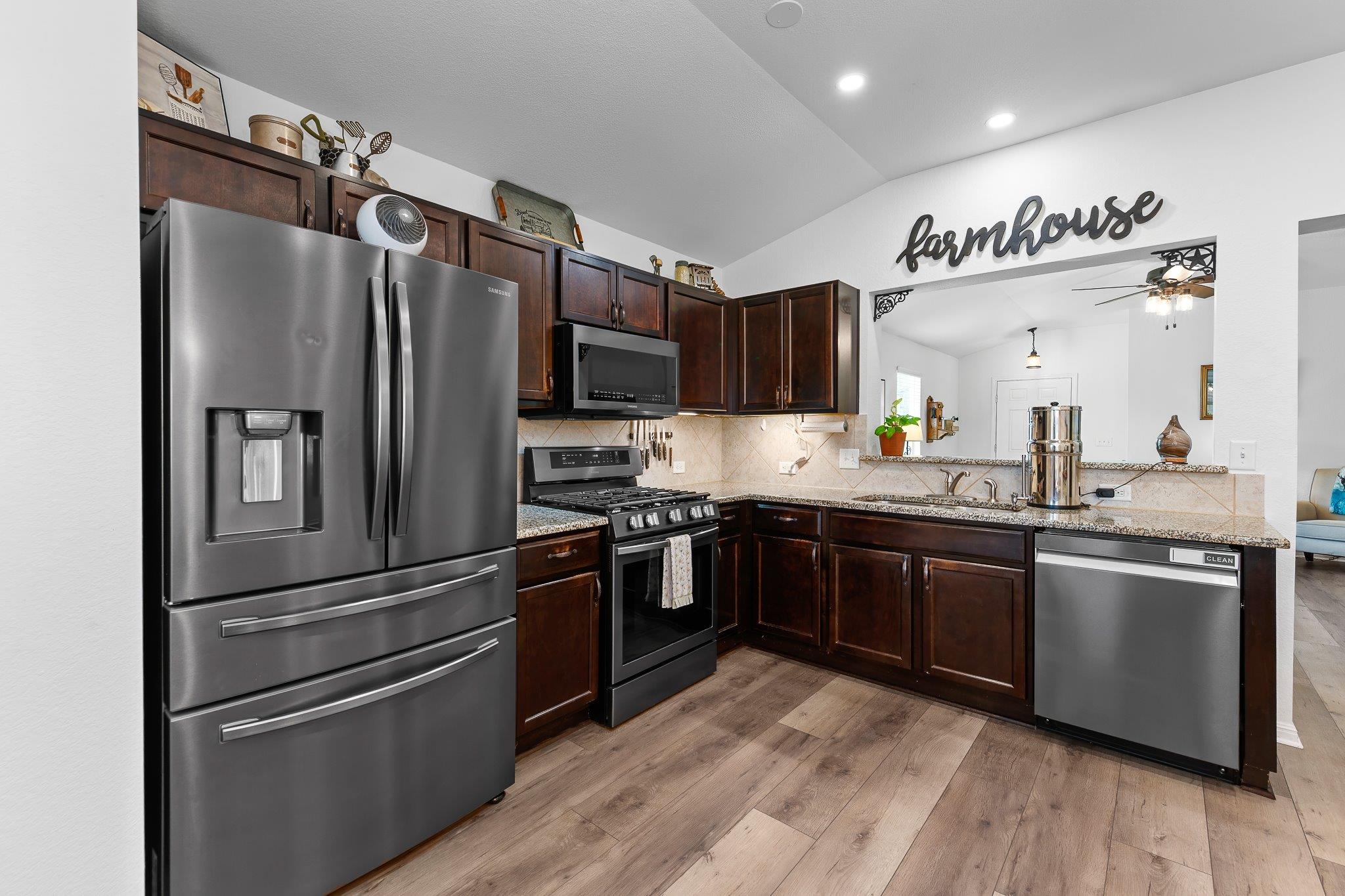 507 Luna Vista Dr, Hutto, TX 78634