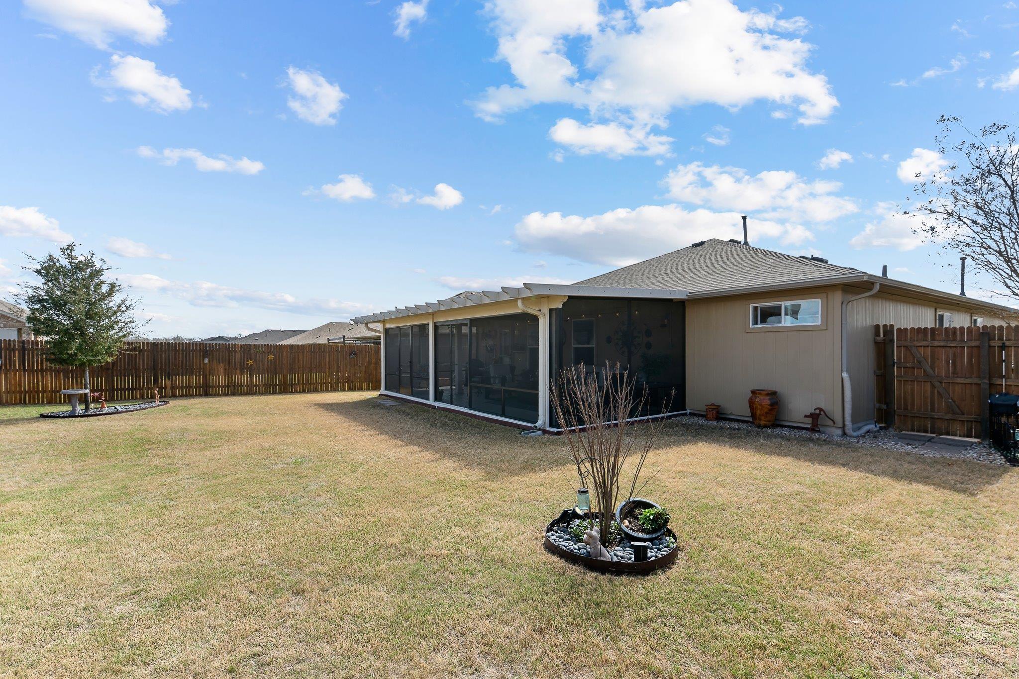 507 Luna Vista Dr, Hutto, TX 78634