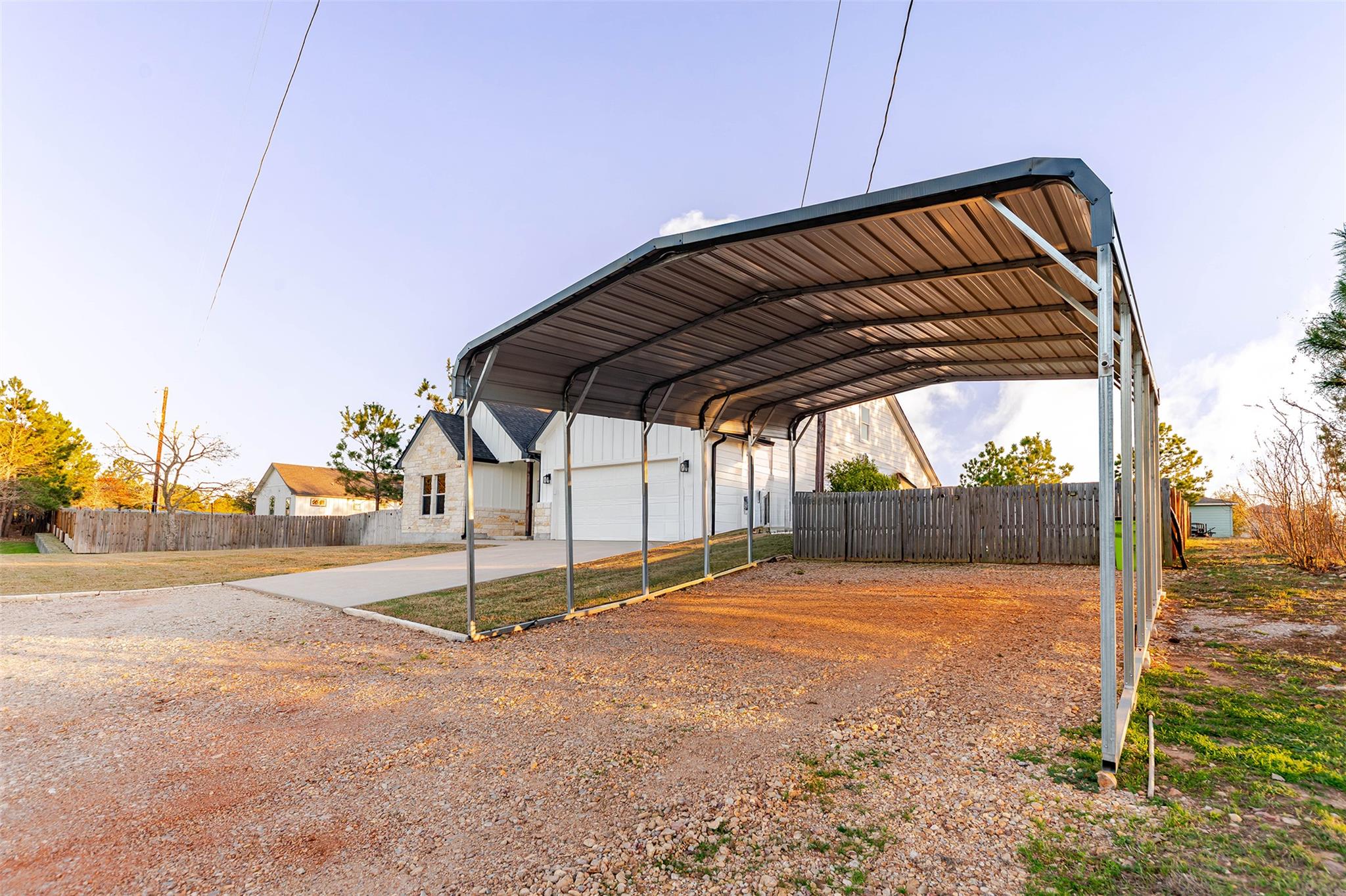 111 Tree Top Ln, Smithville, TX 78957