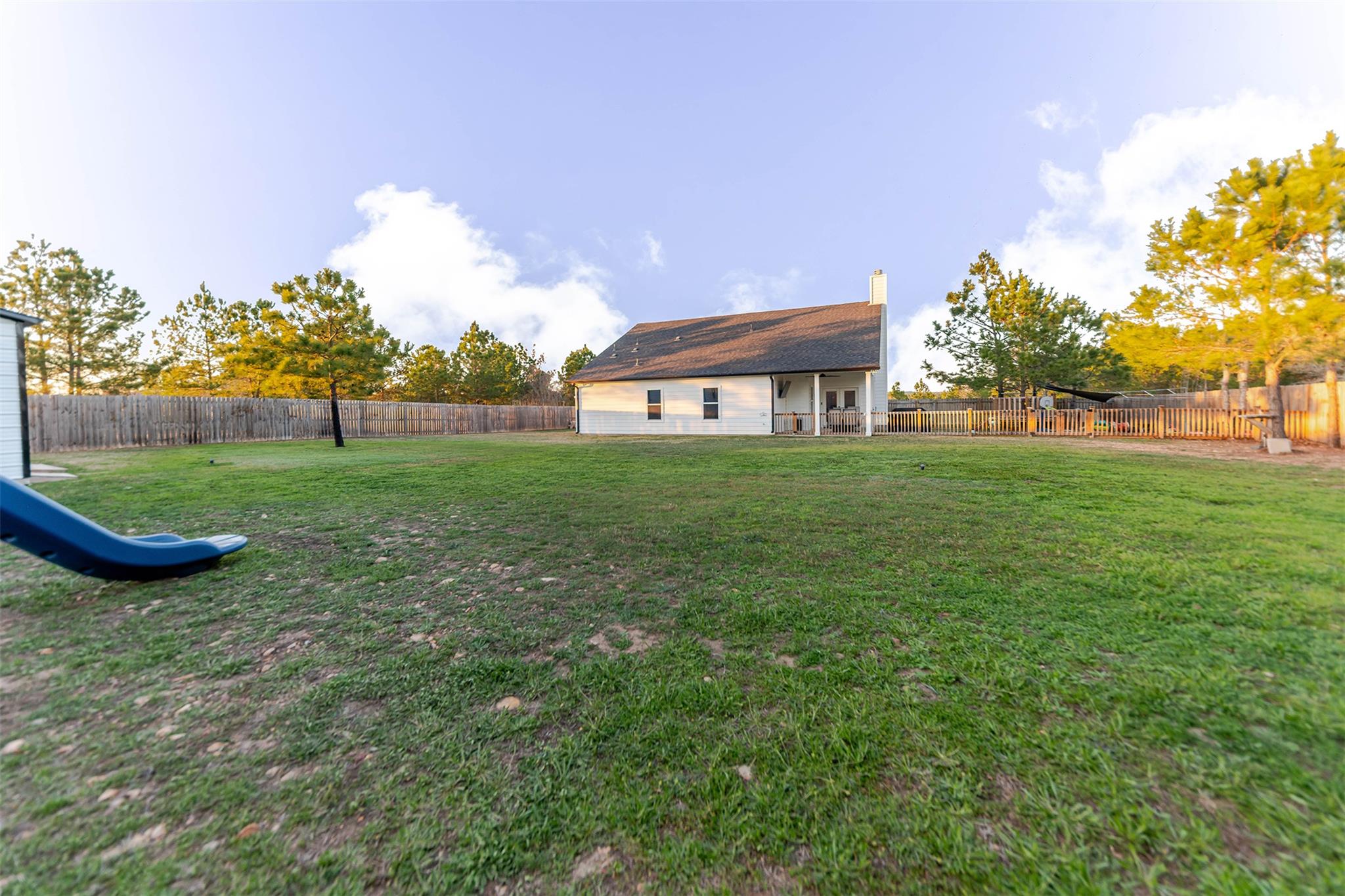 111 Tree Top Ln, Smithville, TX 78957