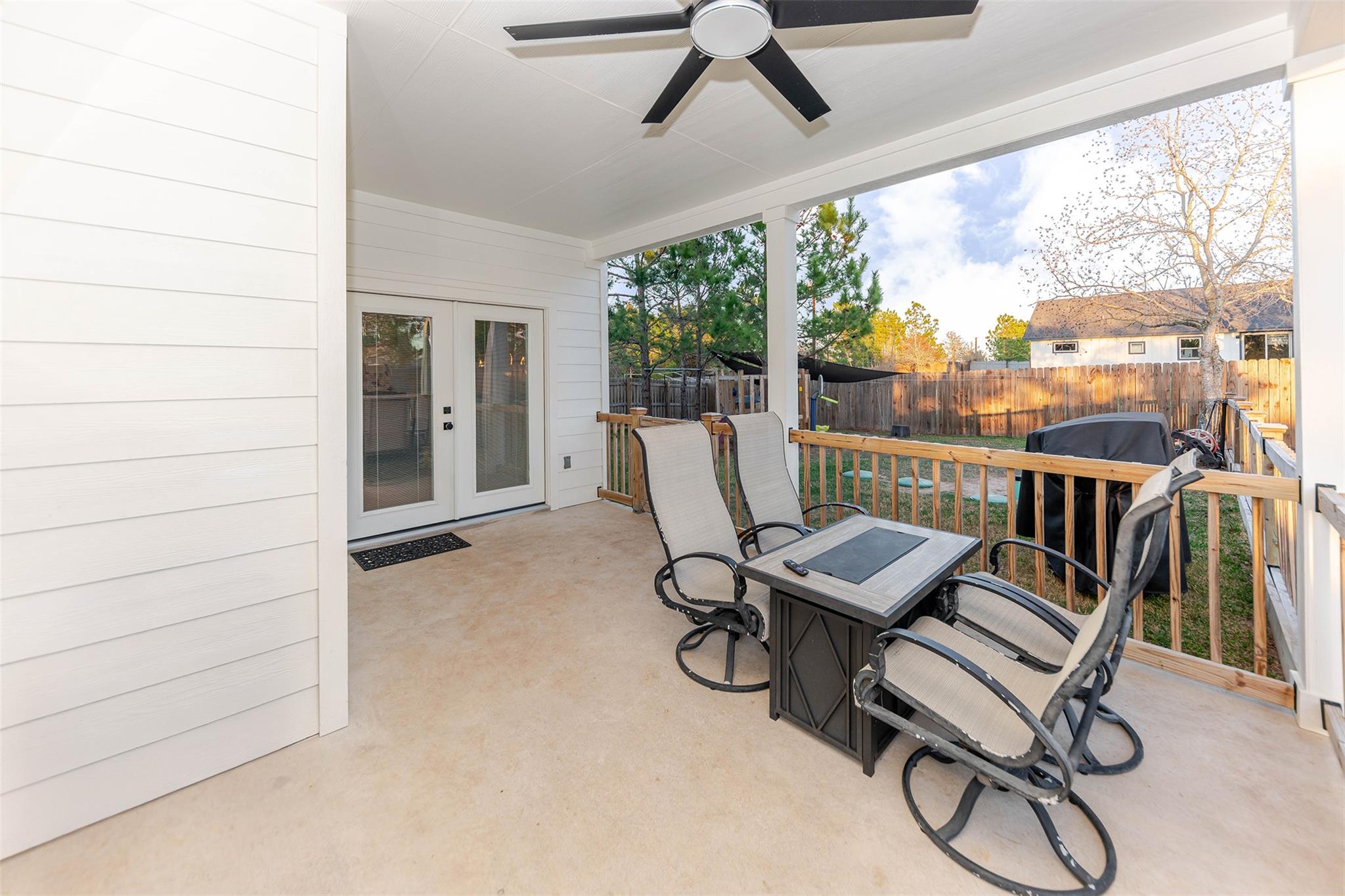 111 Tree Top Ln, Smithville, TX 78957