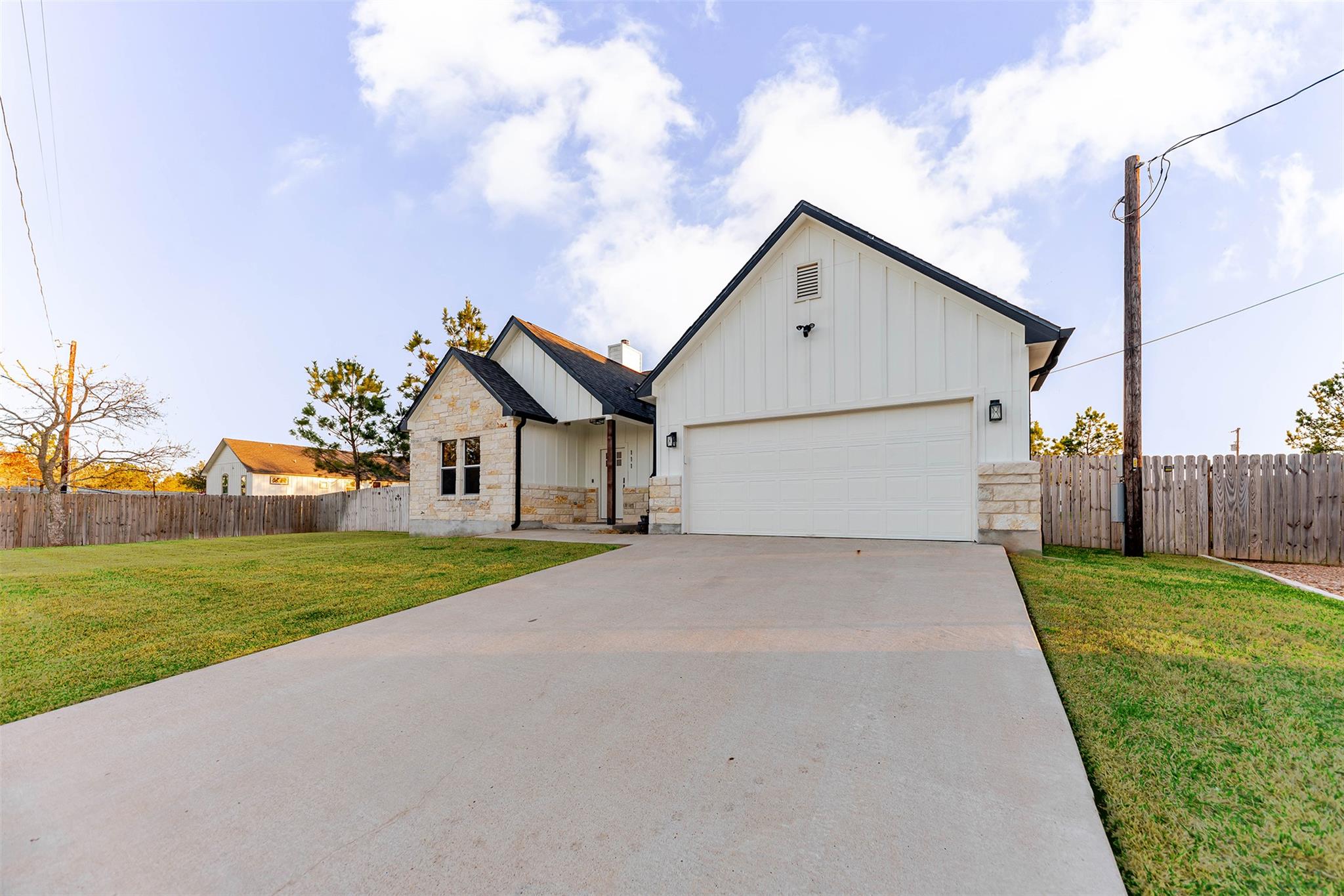 111 Tree Top Ln, Smithville, TX 78957