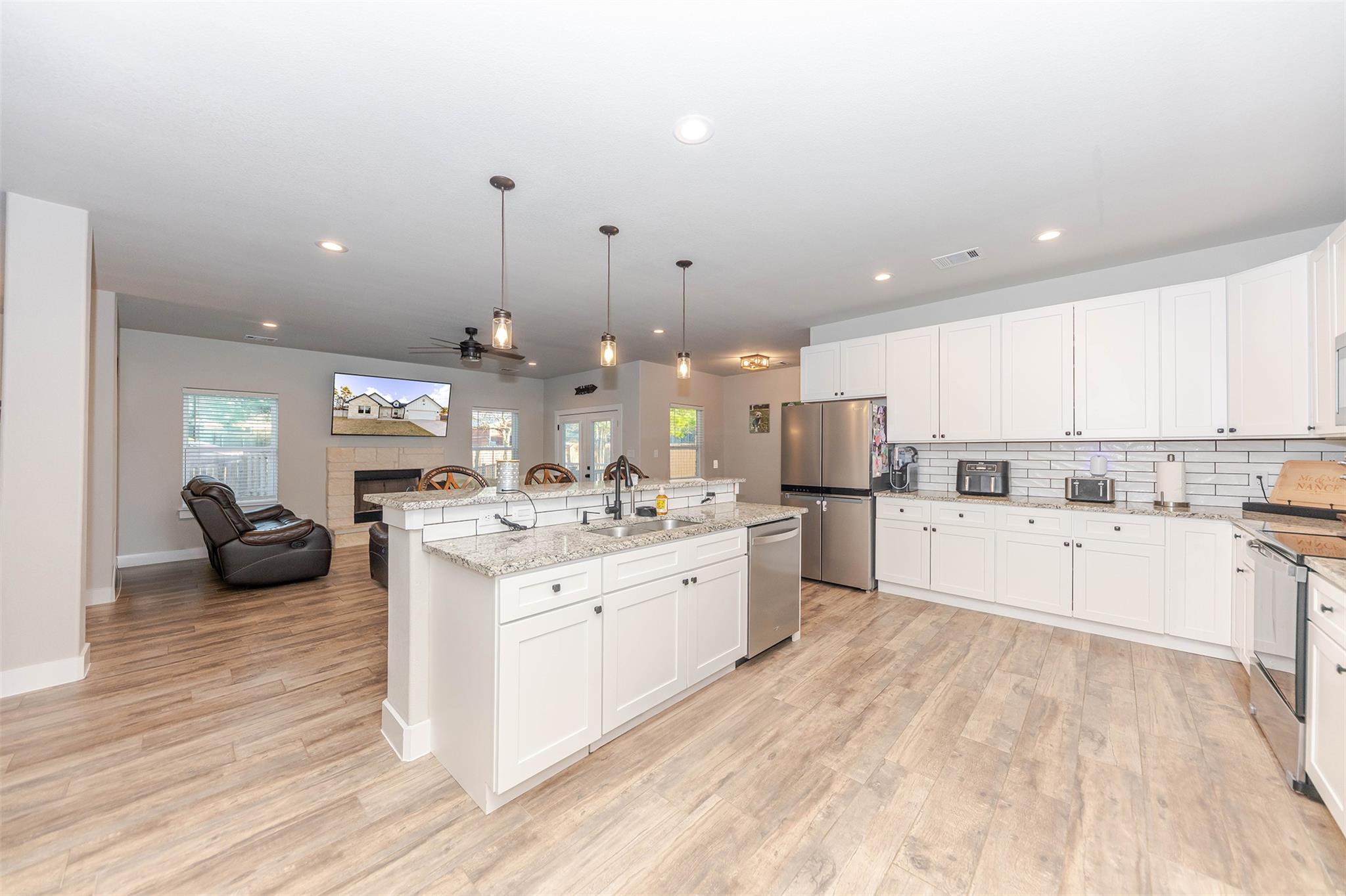 111 Tree Top Ln, Smithville, TX 78957