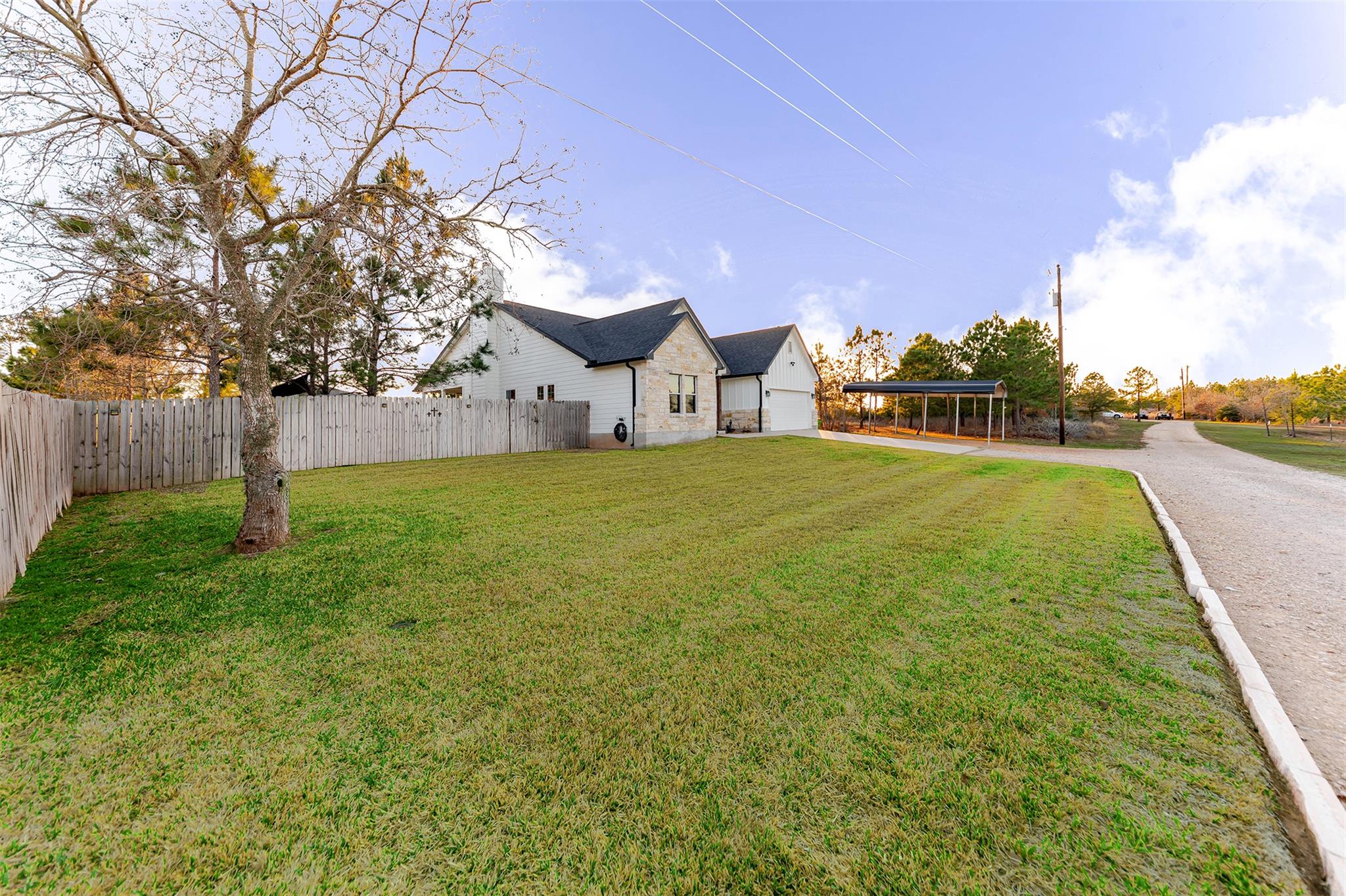 111 Tree Top Ln, Smithville, TX 78957