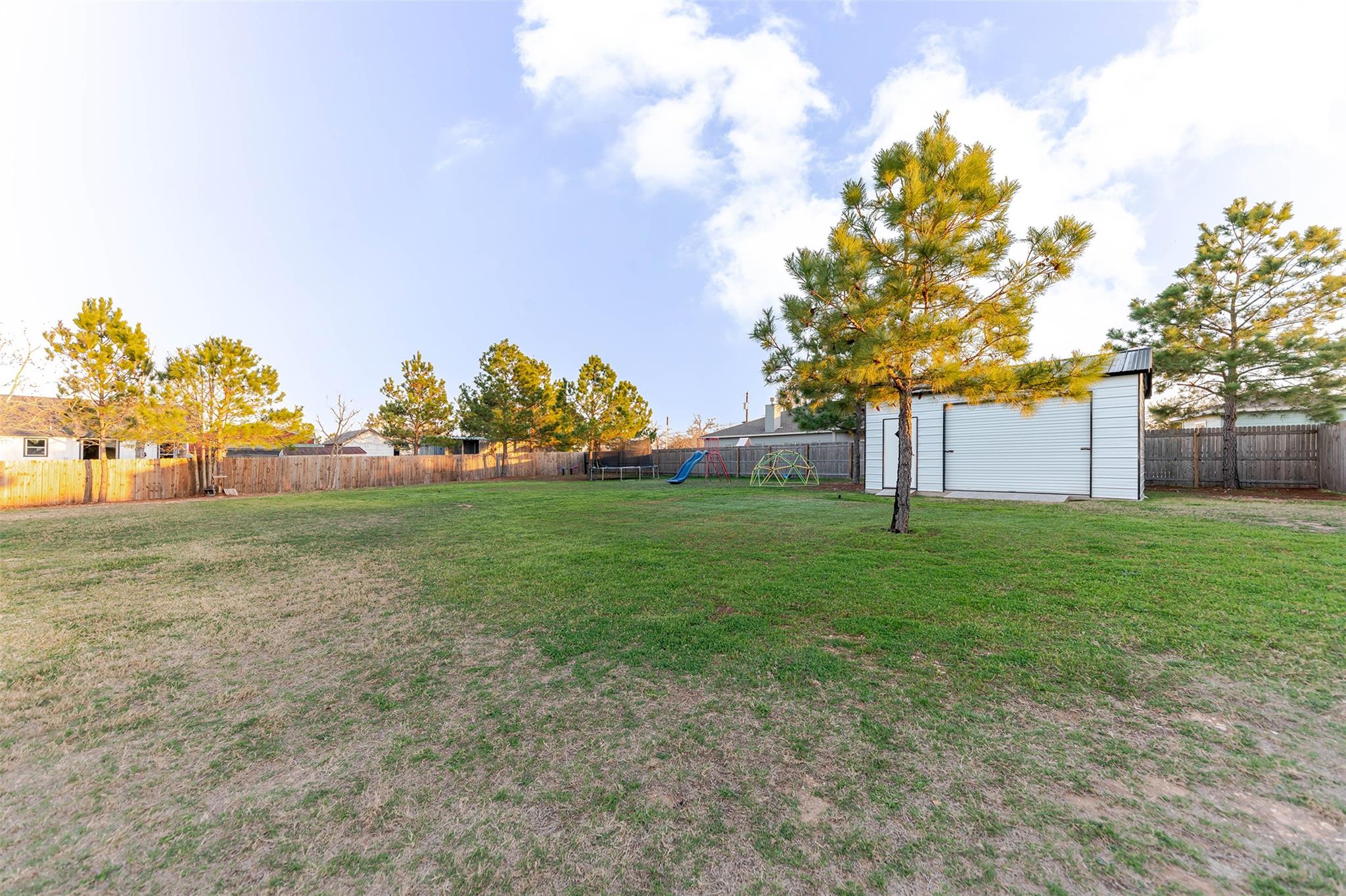 111 Tree Top Ln, Smithville, TX 78957