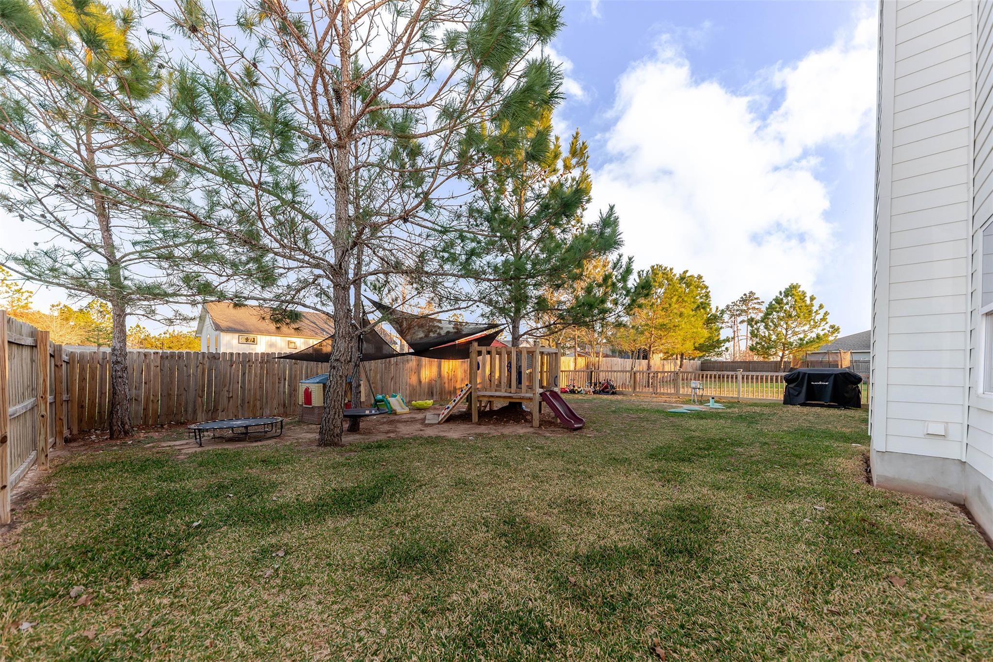 111 Tree Top Ln, Smithville, TX 78957
