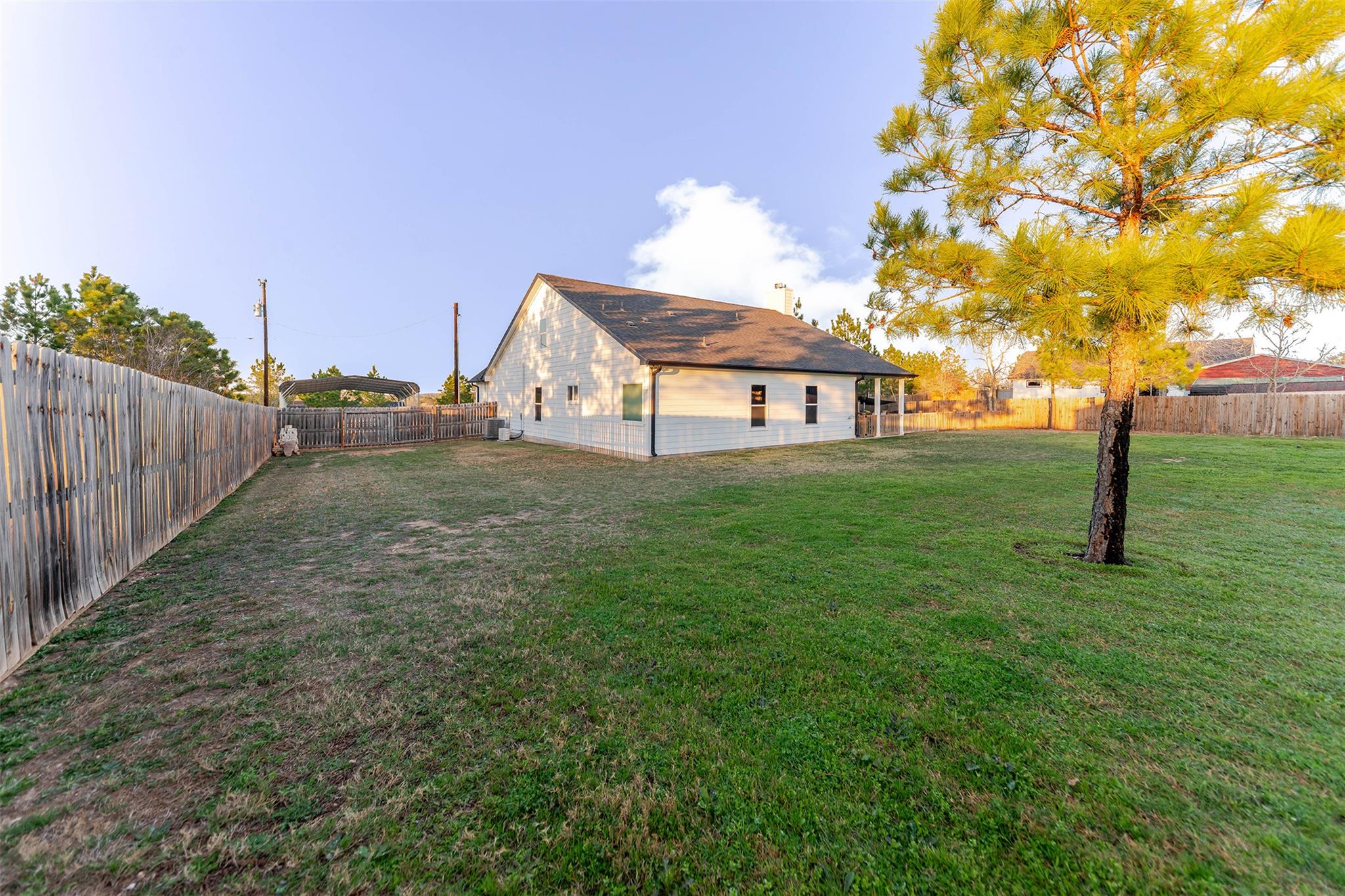 111 Tree Top Ln, Smithville, TX 78957