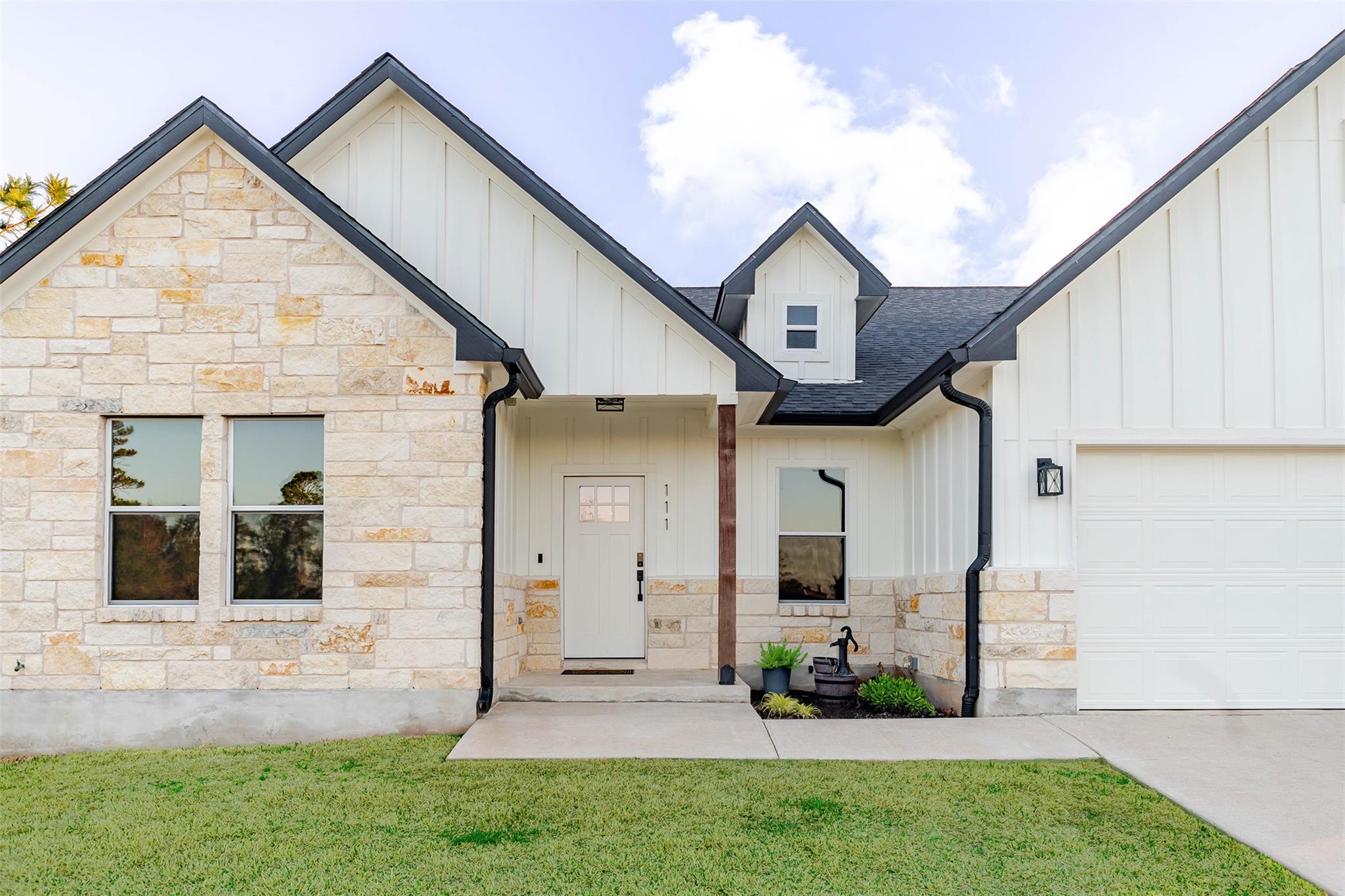 111 Tree Top Ln, Smithville, TX 78957