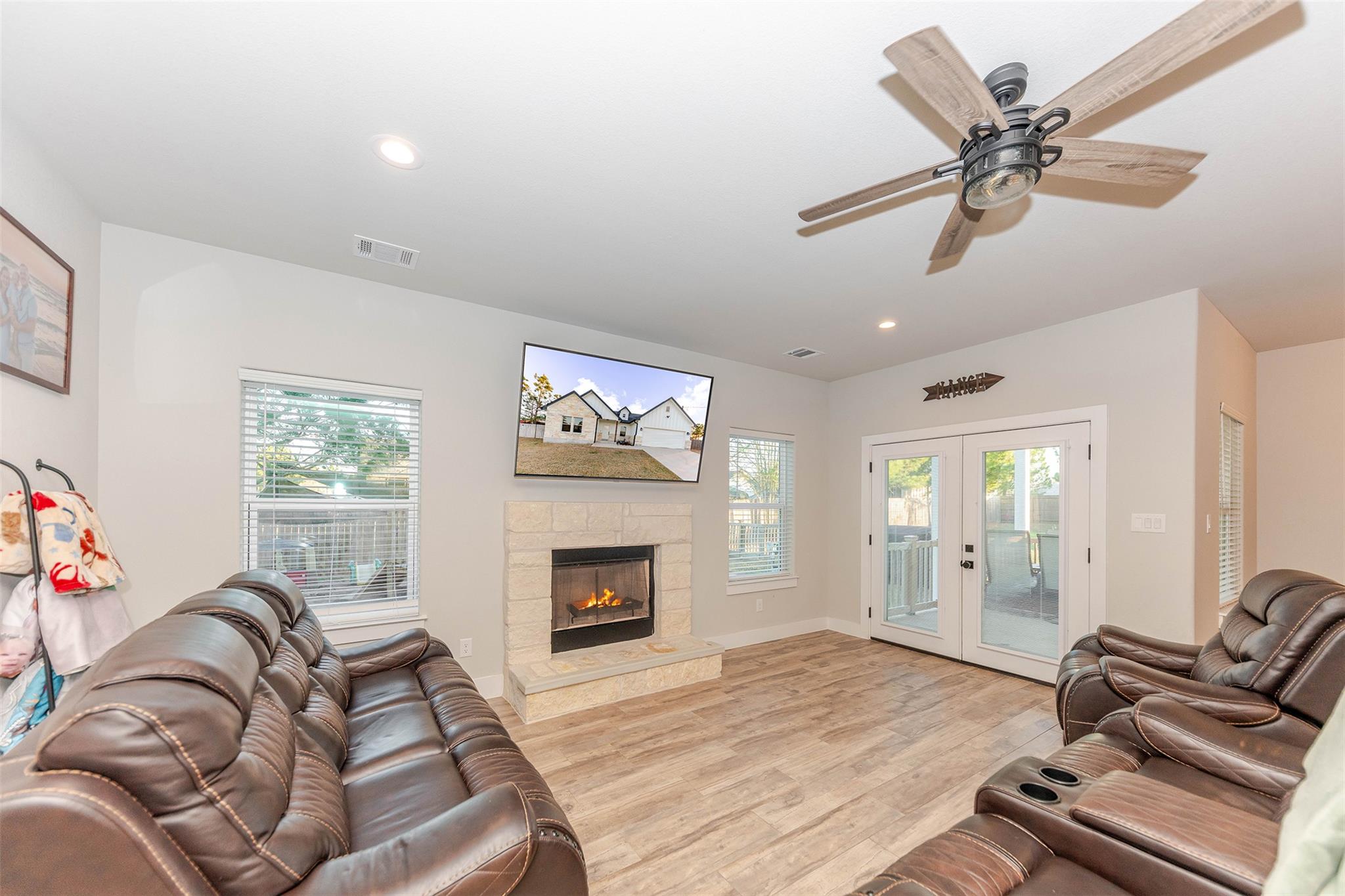 111 Tree Top Ln, Smithville, TX 78957