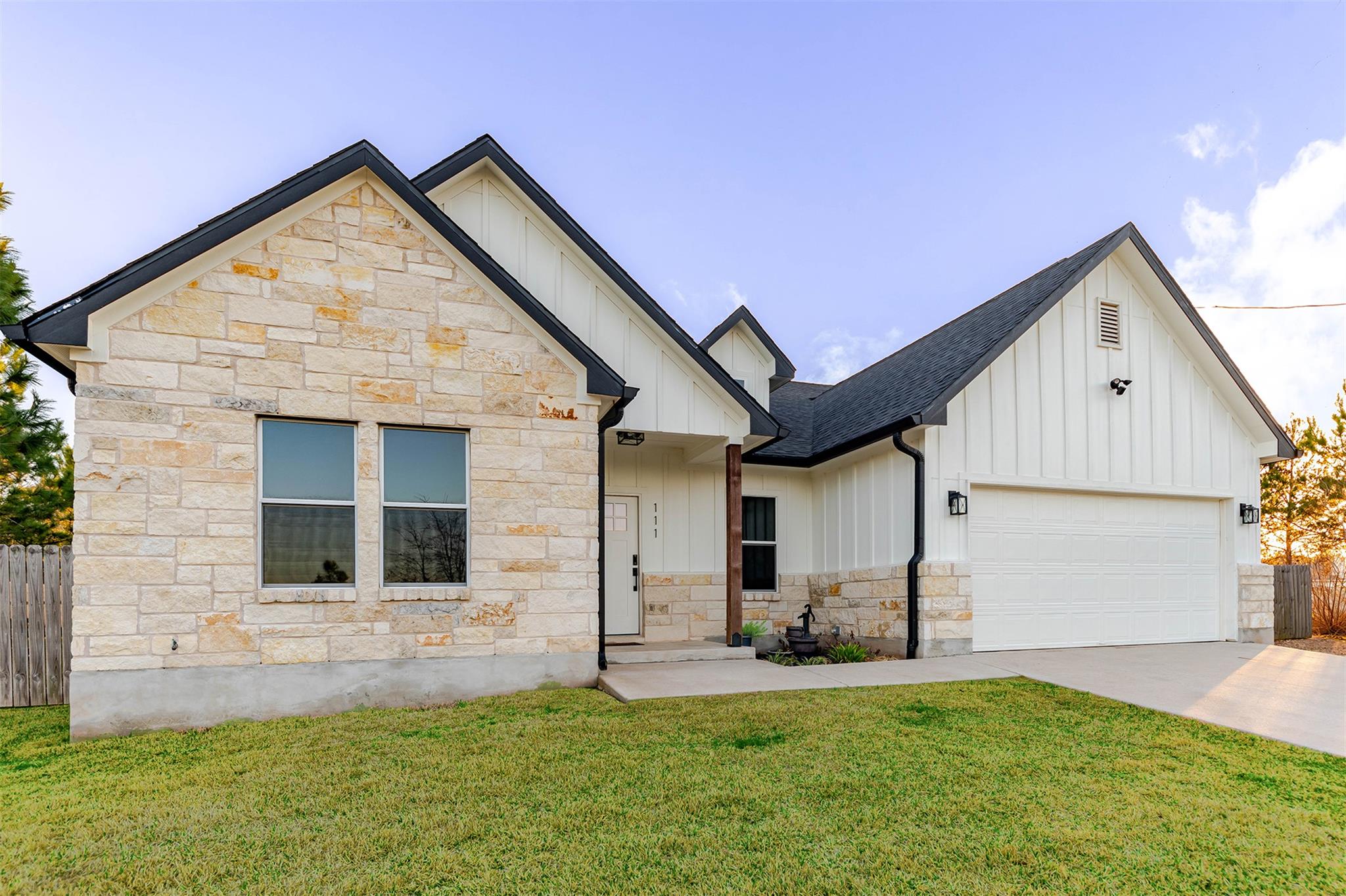 111 Tree Top Ln, Smithville, TX 78957