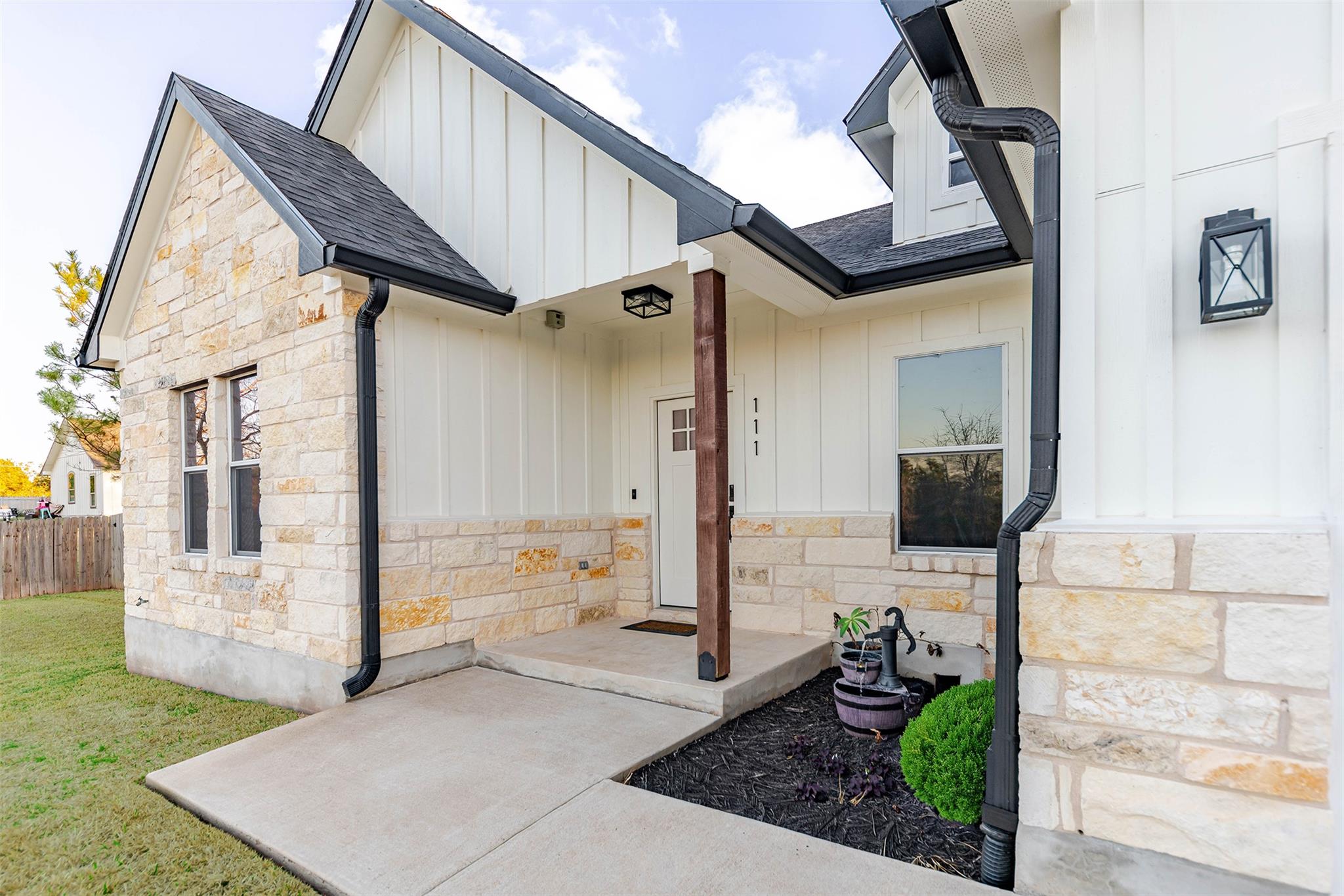 111 Tree Top Ln, Smithville, TX 78957