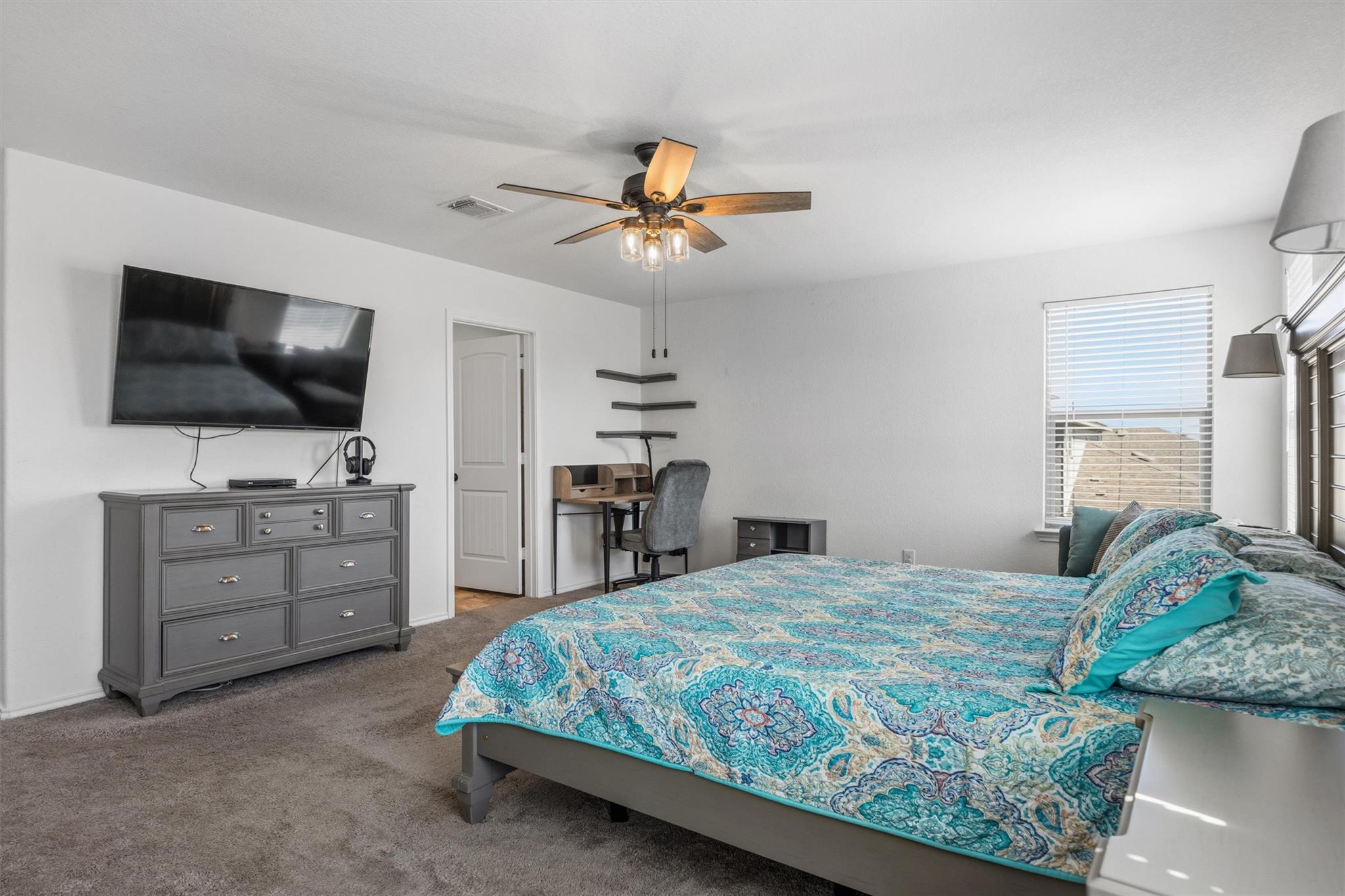 724 Bailey Park Dr, Jarrell, TX 76537