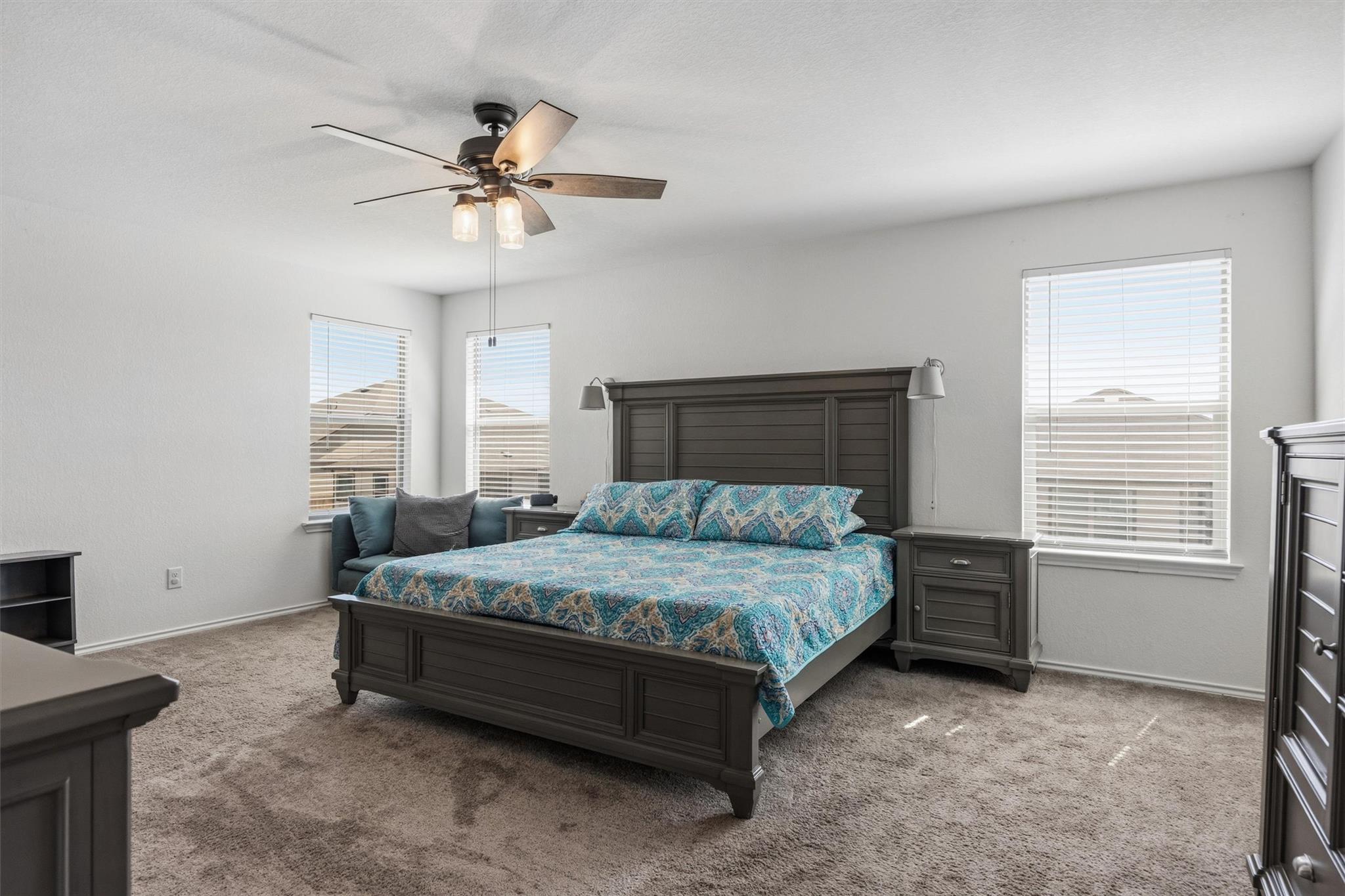 724 Bailey Park Dr, Jarrell, TX 76537