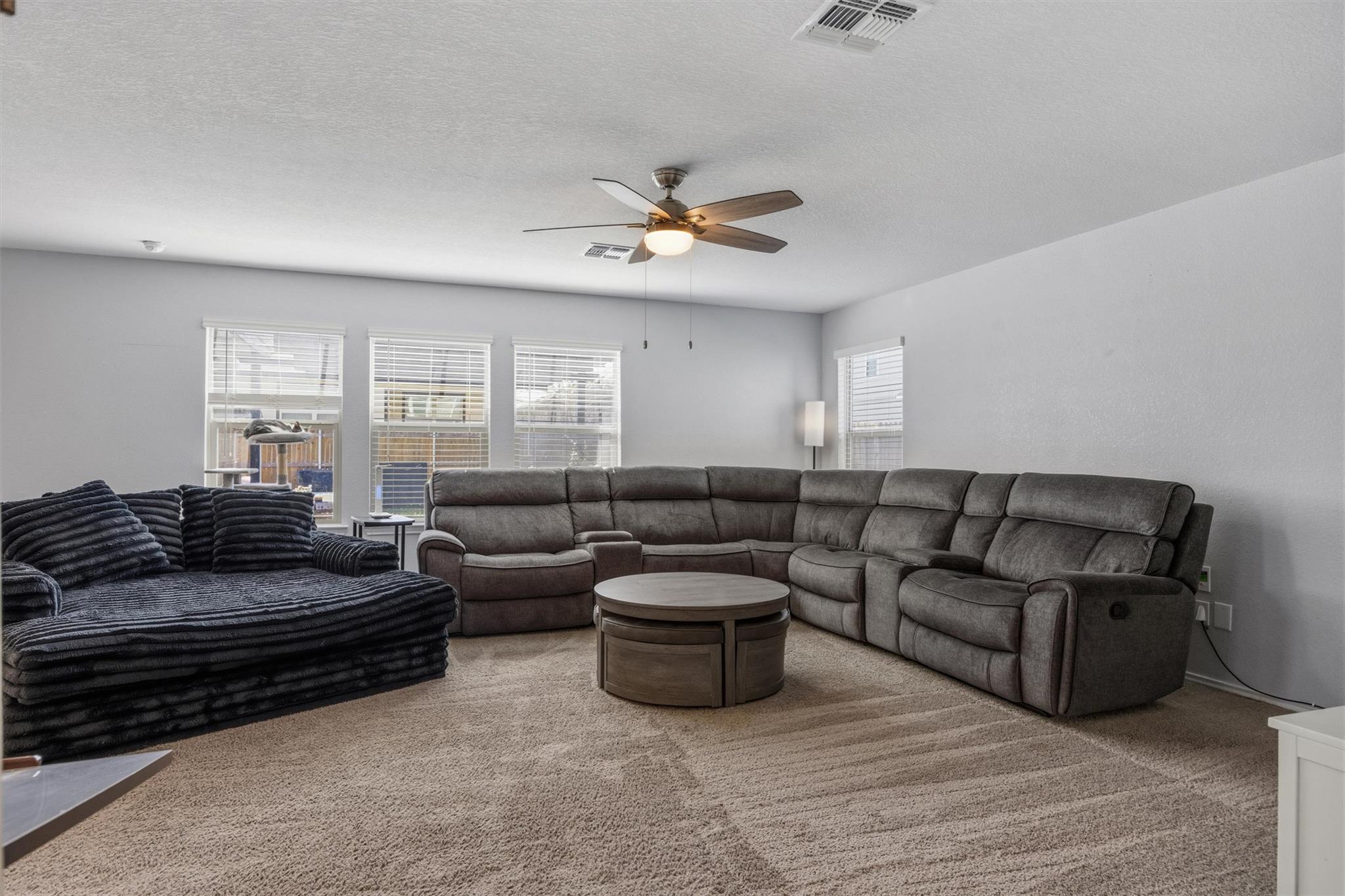 724 Bailey Park Dr, Jarrell, TX 76537