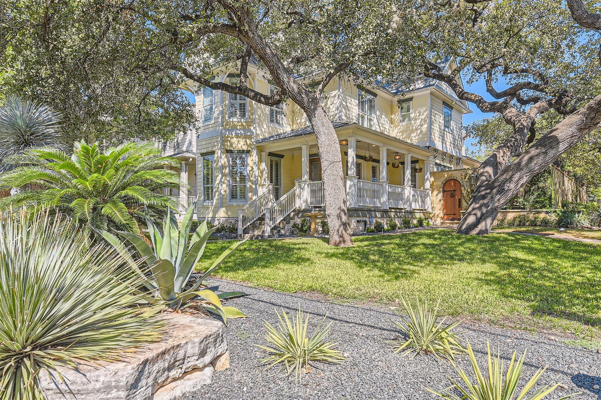 2390 W 8th St, Austin, TX 78703