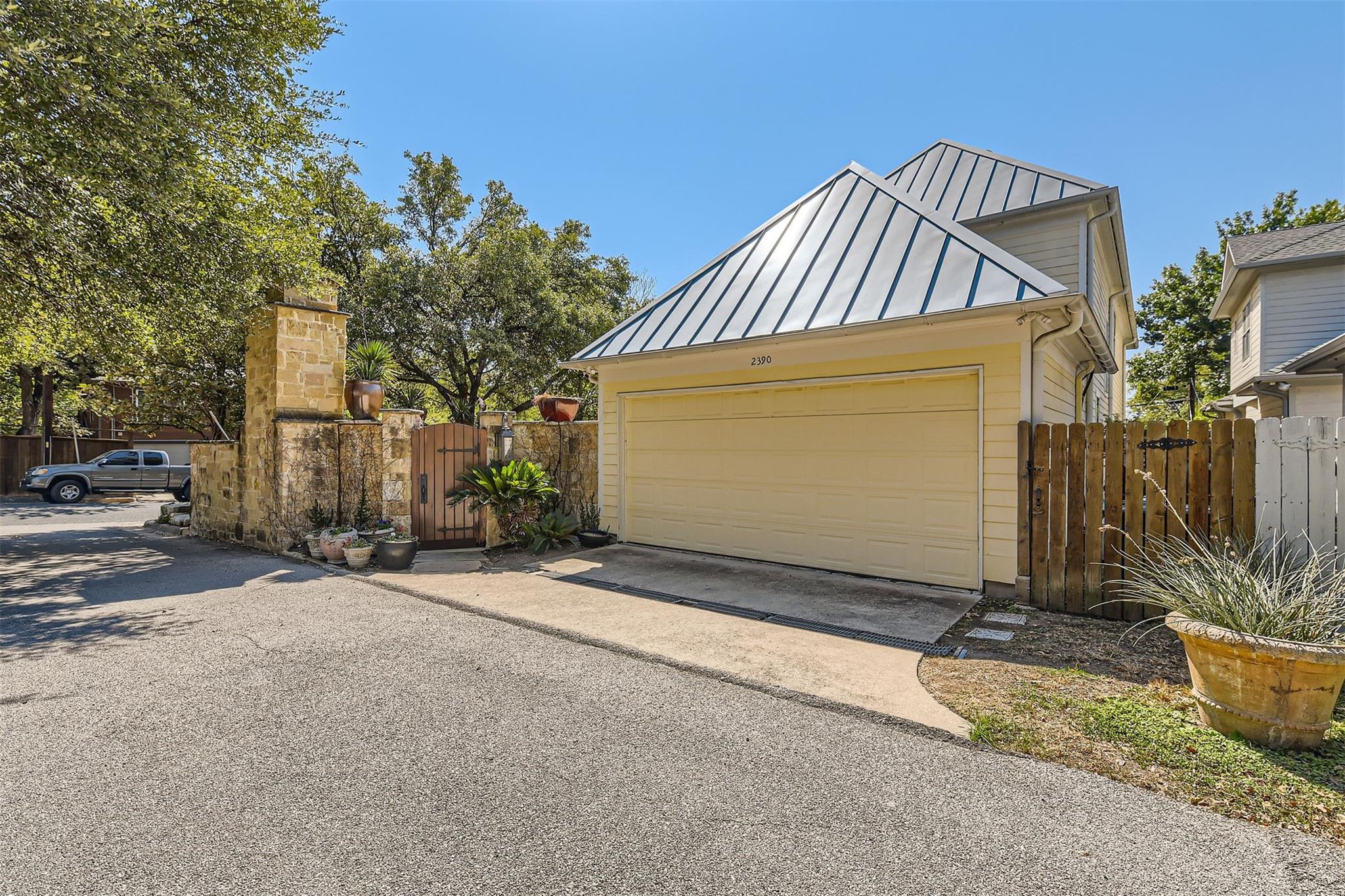 2390 W 8th St, Austin, TX 78703