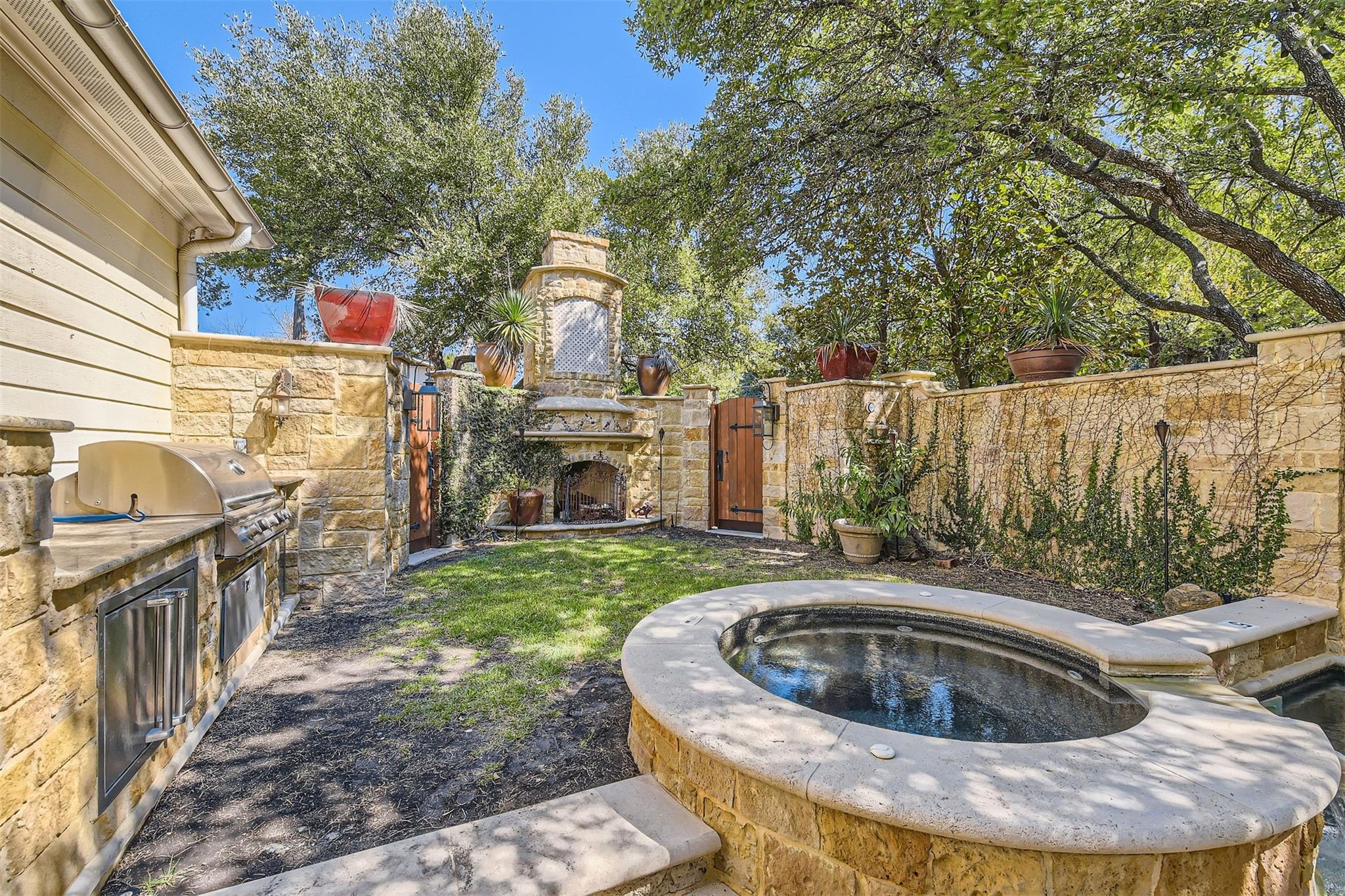 2390 W 8th St, Austin, TX 78703